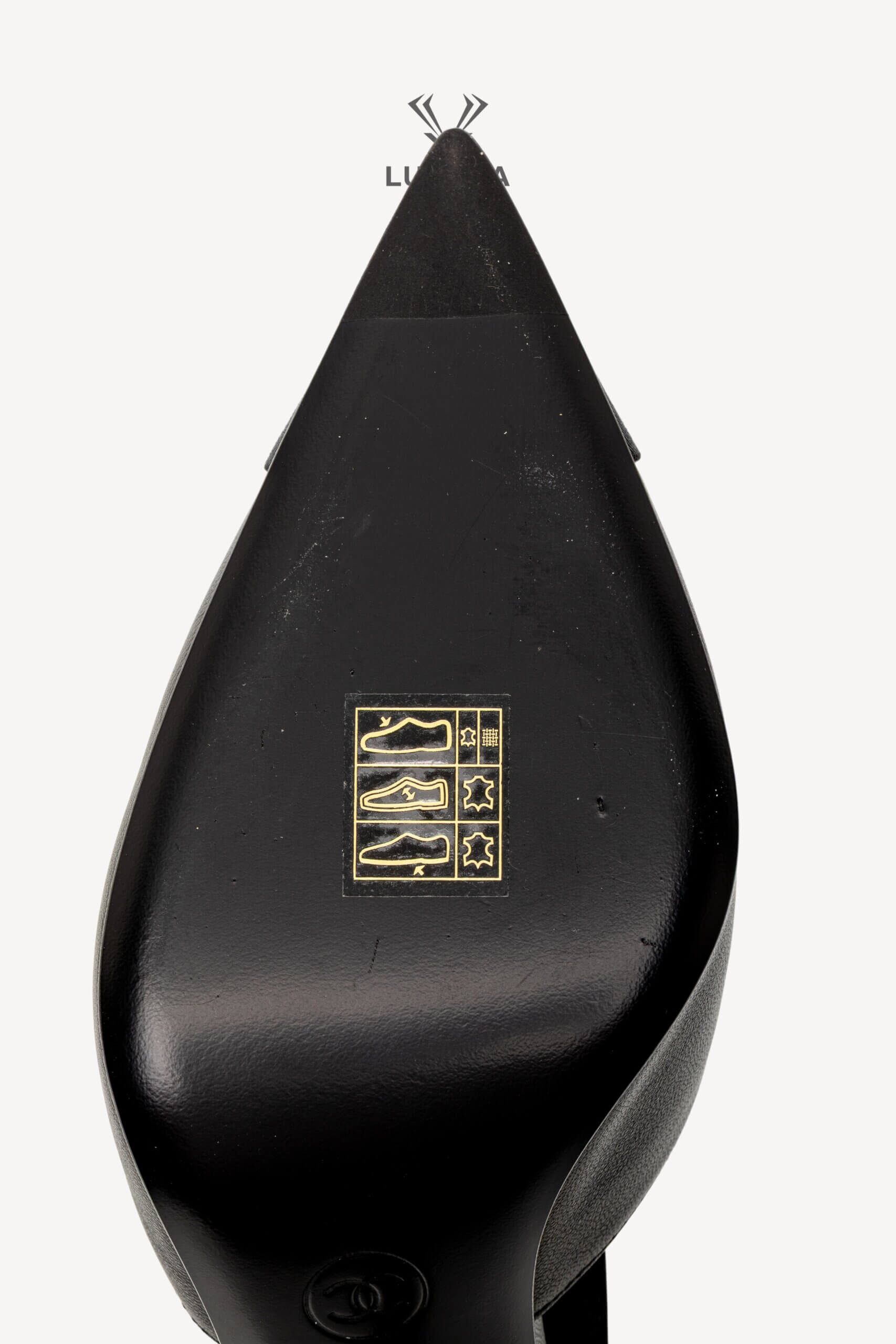 <span style="font-size: 10px;letter-spacing: .15em">HARD TO FIND</span><br>            <strong>CHANEL</strong><br>            <div style="margin-top:10px;font-size:16px">Cap Toe Pearl Pumps Leather and Fabric Black 37</div><br> - Image 23