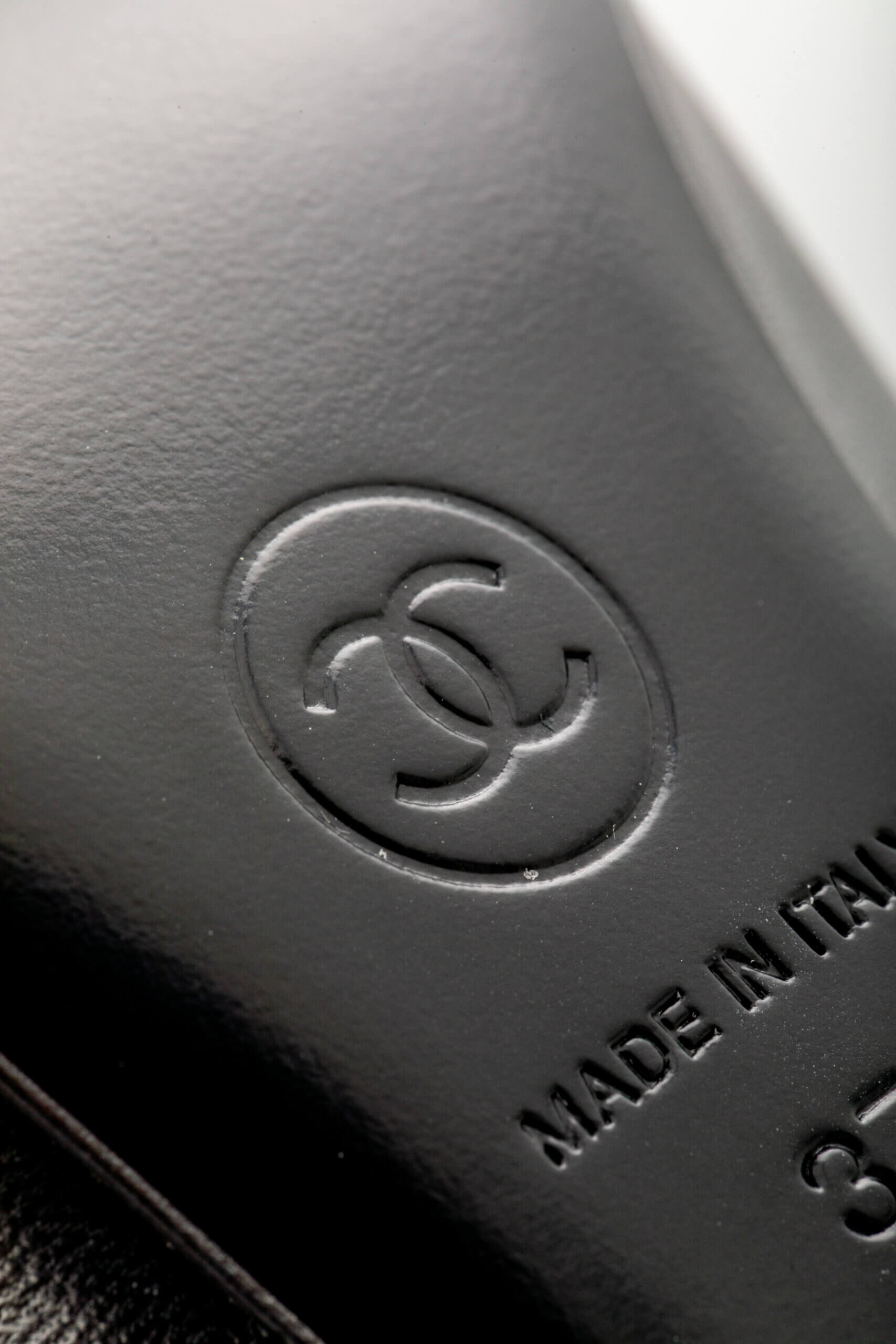 <span style="font-size: 10px;letter-spacing: .15em">HARD TO FIND</span><br>            <strong>CHANEL</strong><br>            <div style="margin-top:10px;font-size:16px">Cap Toe Pearl Pumps Leather and Fabric Black 37</div><br> - Image 25