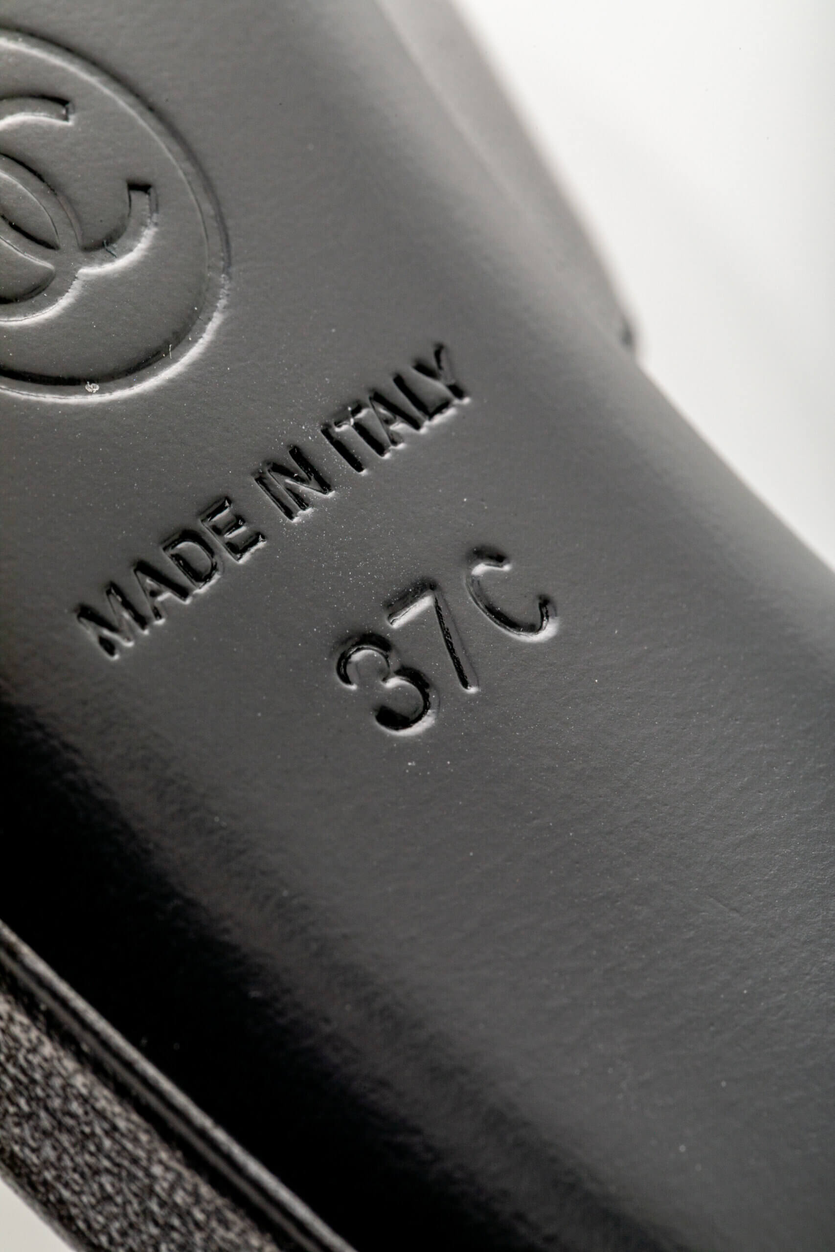 <span style="font-size: 10px;letter-spacing: .15em">HARD TO FIND</span><br>            <strong>CHANEL</strong><br>            <div style="margin-top:10px;font-size:16px">Cap Toe Pearl Pumps Leather and Fabric Black 37</div><br> - Image 24