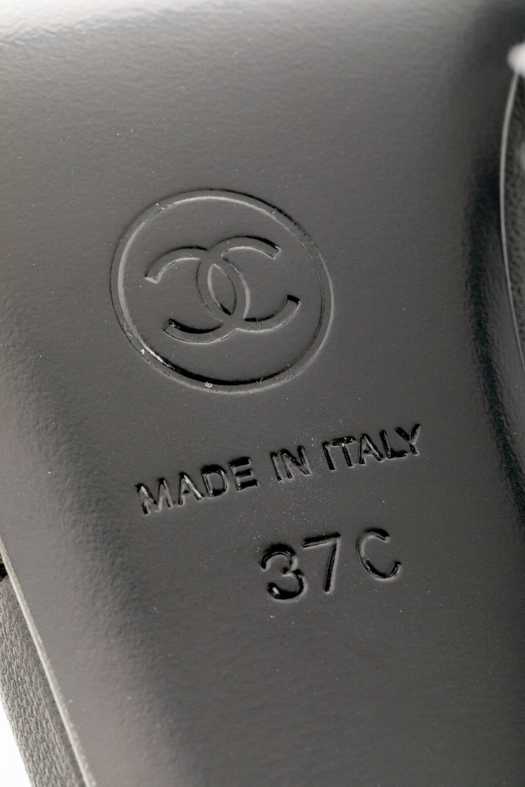 <span style="font-size: 10px;letter-spacing: .15em">HARD TO FIND</span><br>            <strong>CHANEL</strong><br>            <div style="margin-top:10px;font-size:16px">Cap Toe Pearl Pumps Leather and Fabric Black 37</div><br> - Image 26