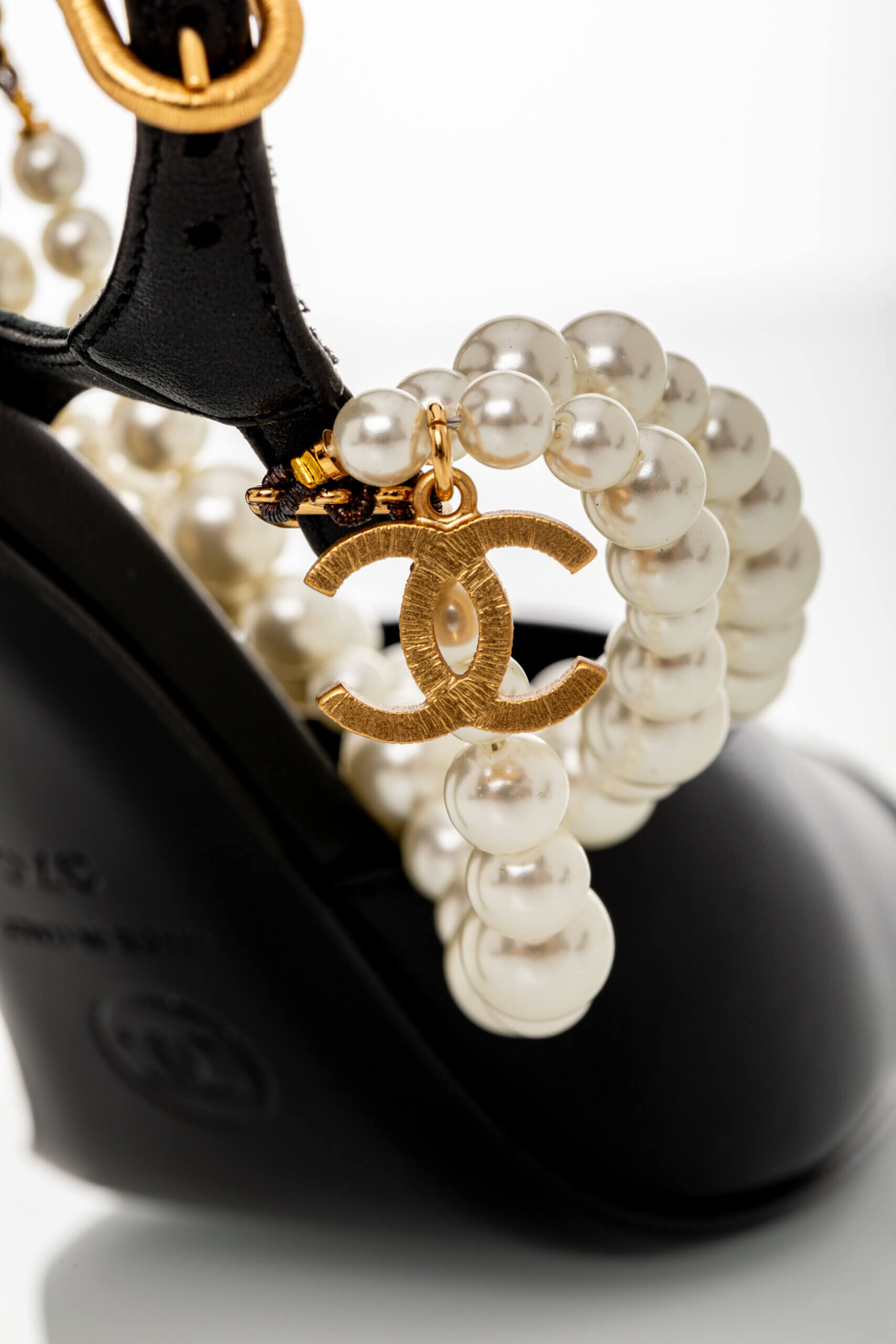 <span style="font-size: 10px;letter-spacing: .15em">HARD TO FIND</span><br>            <strong>CHANEL</strong><br>            <div style="margin-top:10px;font-size:16px">Cap Toe Pearl Pumps Leather and Fabric Black 37</div><br> - Image 15