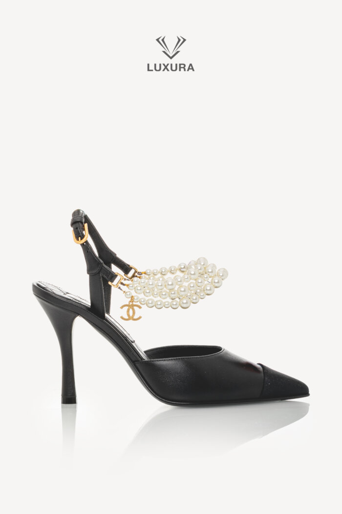 <span style="font-size: 10px;letter-spacing: .15em">HARD TO FIND</span><br>            <strong>CHANEL</strong><br>            <div style="margin-top:10px;font-size:16px">Cap Toe Pearl Pumps Leather and Fabric Black 37</div><br>