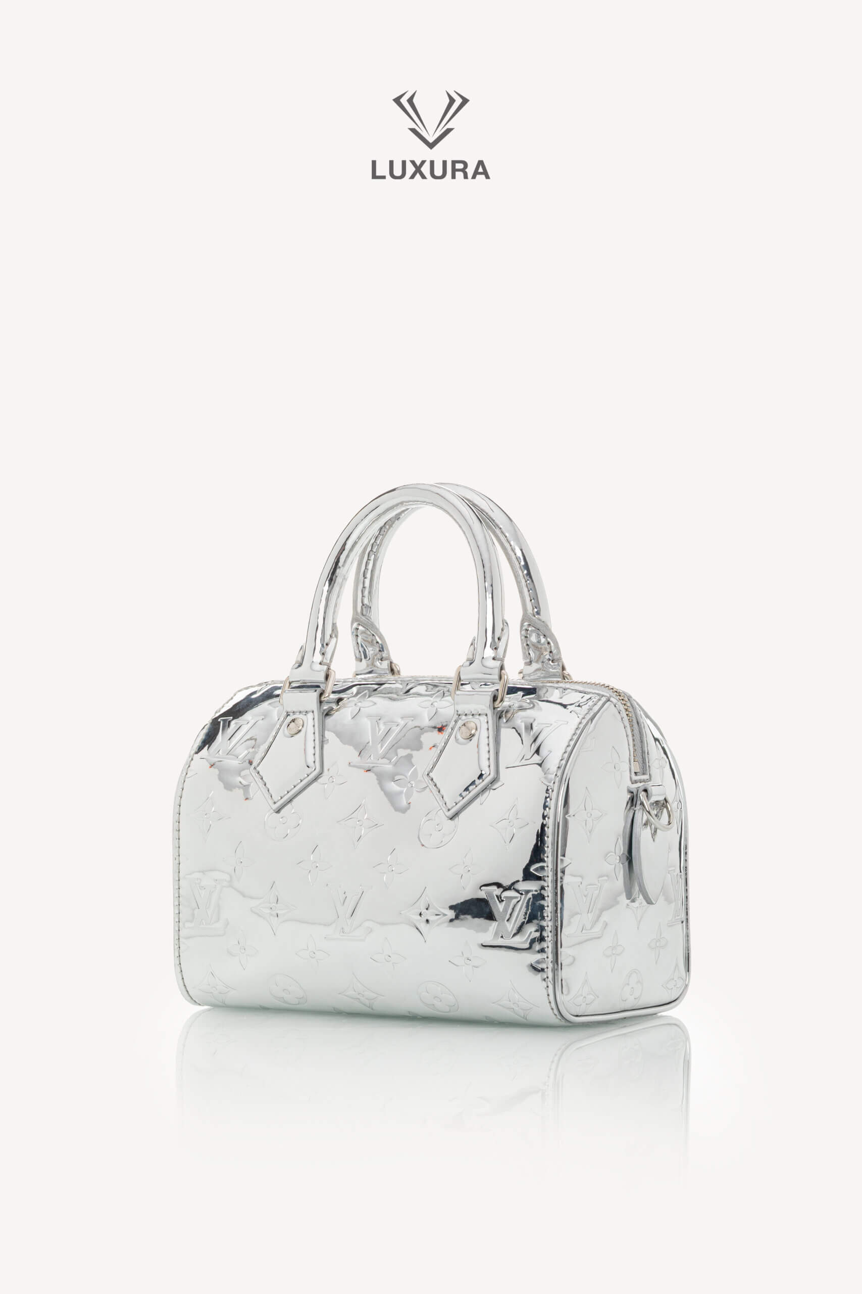 <span style="font-size: 10px;letter-spacing: .15em">NEW COLLECTION</span><br> <strong>LOUIS VUITTON</strong><br> <div style="margin-top:10px;font-size:16px">Monogram Miroir Speedy Bandouliere 20 Silver M11987</div><br> - Image 8