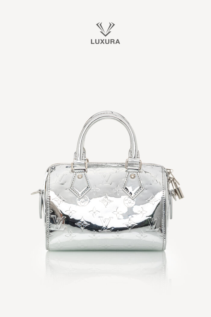 <span style="font-size: 10px;letter-spacing: .15em">NEW COLLECTION</span><br>            <strong>LOUIS VUITTON</strong><br>            <div style="margin-top:10px;font-size:16px">Monogram Miroir Speedy Bandouliere 20 Silver M11987</div><br>