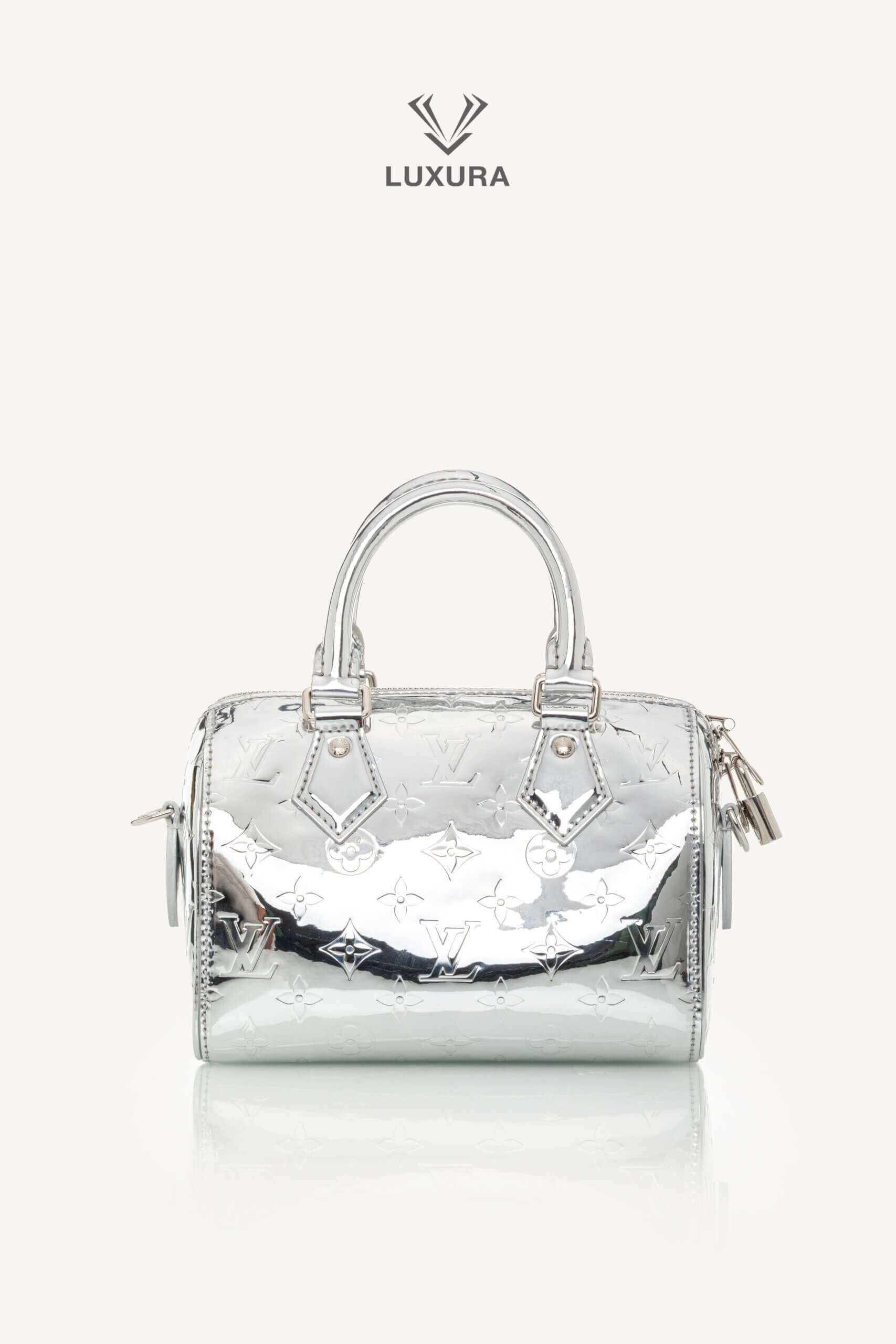 <span style="font-size: 10px;letter-spacing: .15em">NEW COLLECTION</span><br> <strong>LOUIS VUITTON</strong><br> <div style="margin-top:10px;font-size:16px">Monogram Miroir Speedy Bandouliere 20 Silver M11987</div><br>
