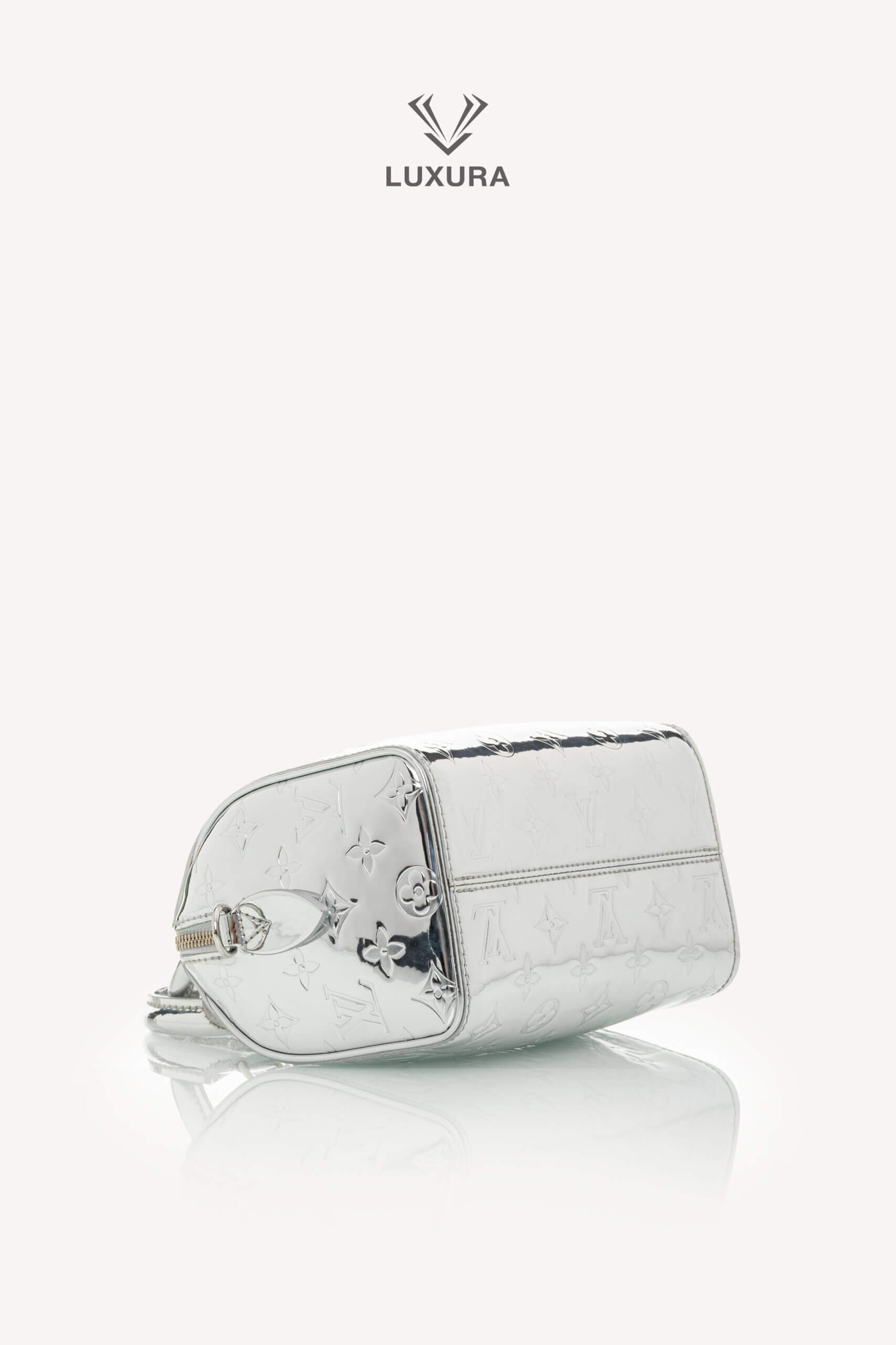<span style="font-size: 10px;letter-spacing: .15em">NEW COLLECTION</span><br> <strong>LOUIS VUITTON</strong><br> <div style="margin-top:10px;font-size:16px">Monogram Miroir Speedy Bandouliere 20 Silver M11987</div><br> - Image 28