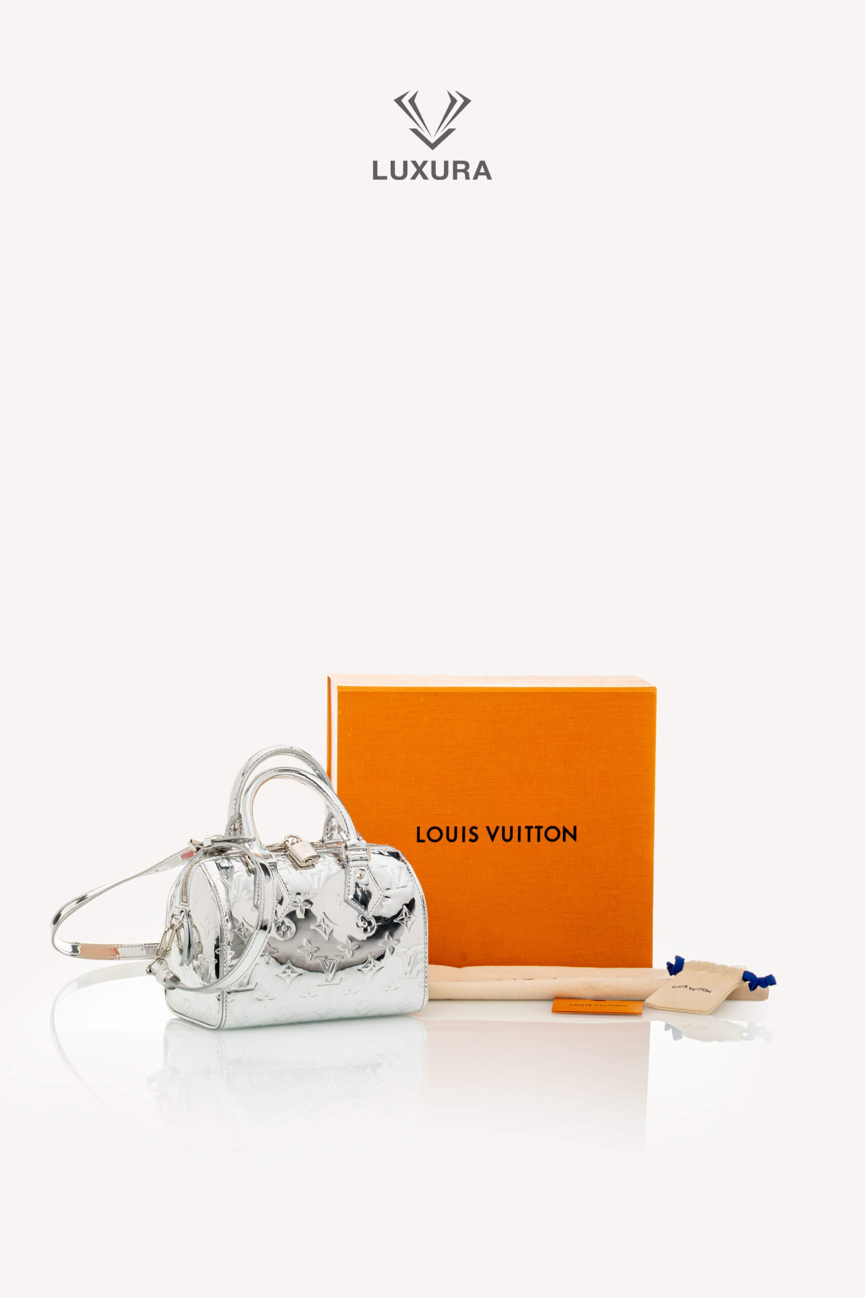 <span style="font-size: 10px;letter-spacing: .15em">NEW COLLECTION</span><br> <strong>LOUIS VUITTON</strong><br> <div style="margin-top:10px;font-size:16px">Monogram Miroir Speedy Bandouliere 20 Silver M11987</div><br> - Image 2
