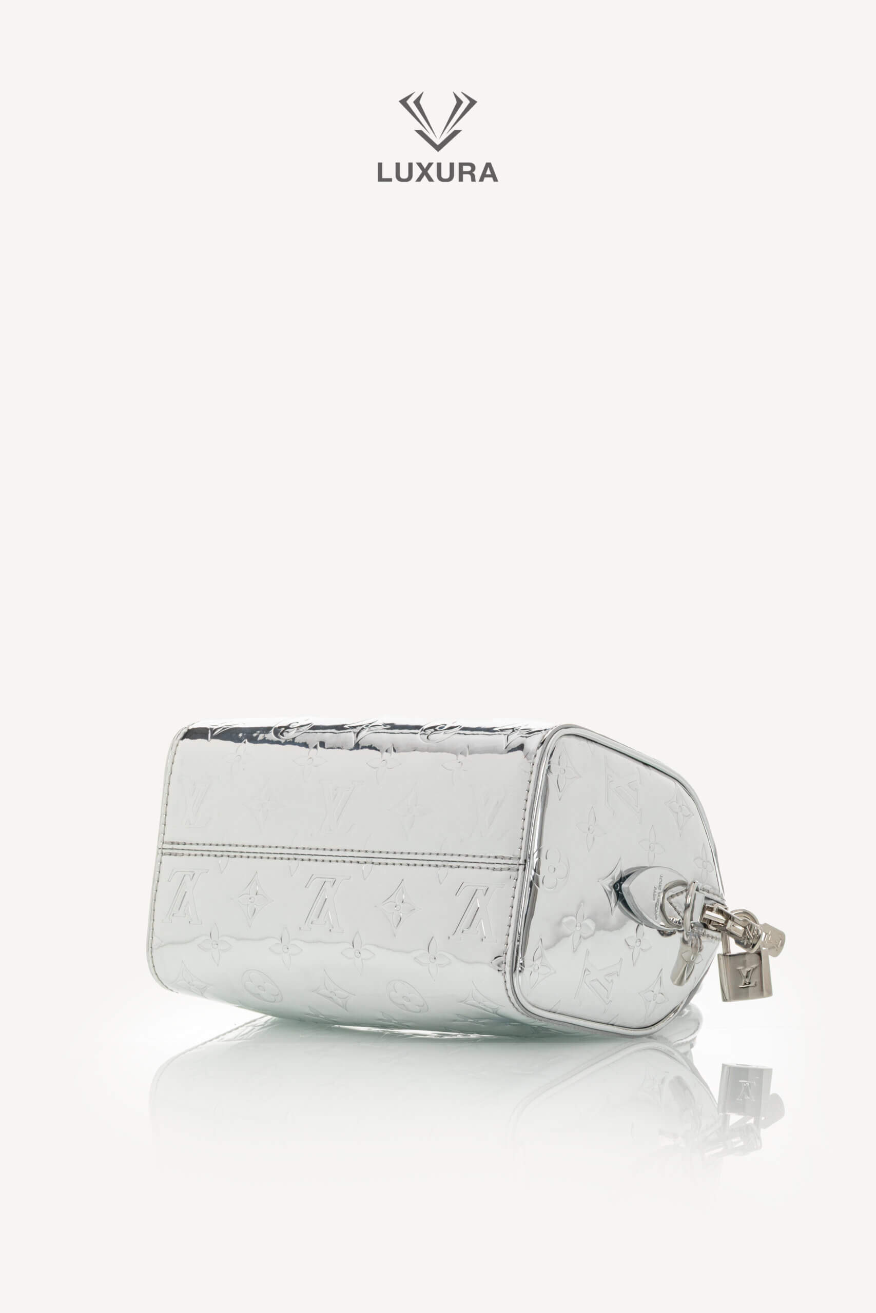 <span style="font-size: 10px;letter-spacing: .15em">NEW COLLECTION</span><br> <strong>LOUIS VUITTON</strong><br> <div style="margin-top:10px;font-size:16px">Monogram Miroir Speedy Bandouliere 20 Silver M11987</div><br> - Image 30