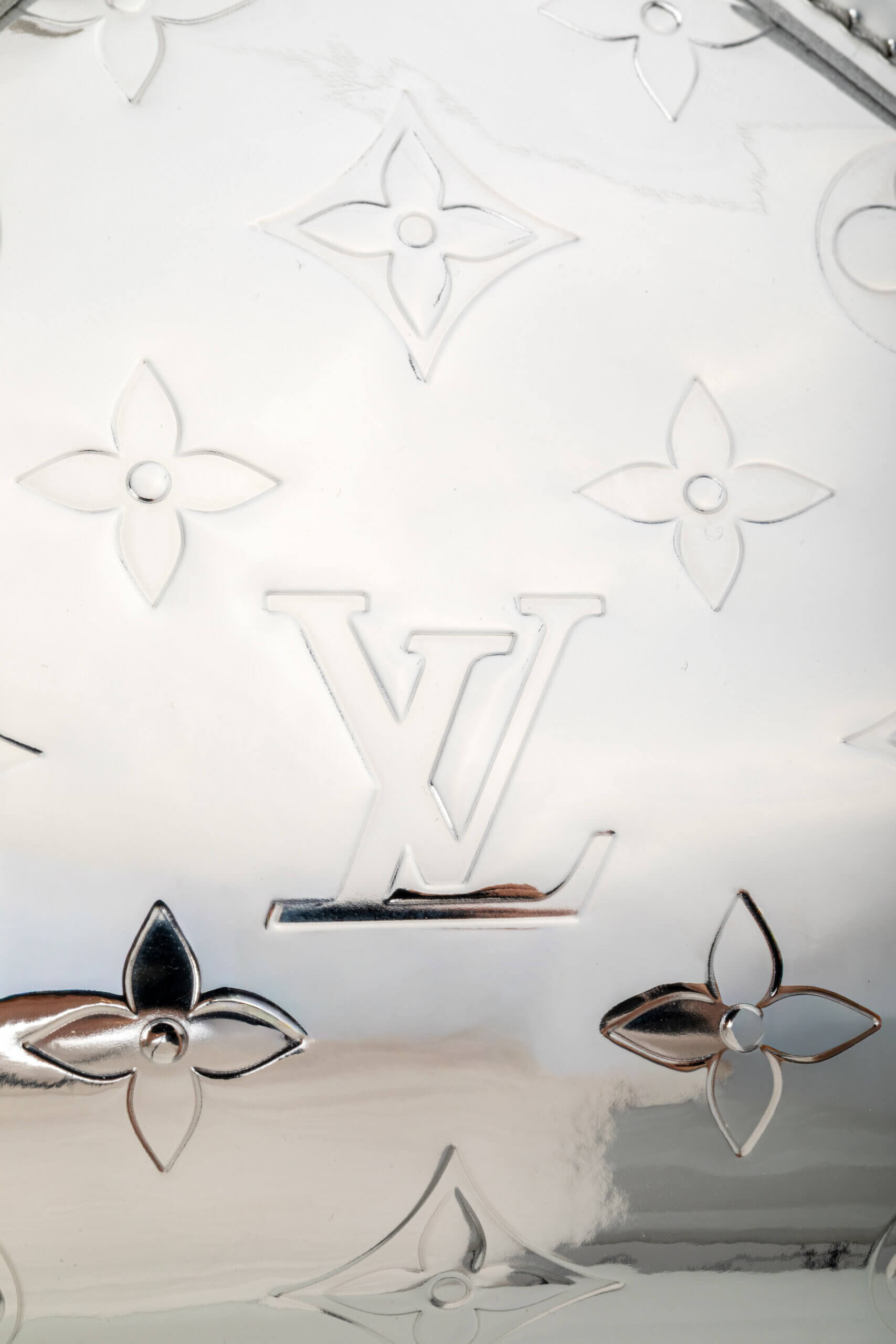 <span style="font-size: 10px;letter-spacing: .15em">NEW COLLECTION</span><br> <strong>LOUIS VUITTON</strong><br> <div style="margin-top:10px;font-size:16px">Monogram Miroir Speedy Bandouliere 20 Silver M11987</div><br> - Image 10