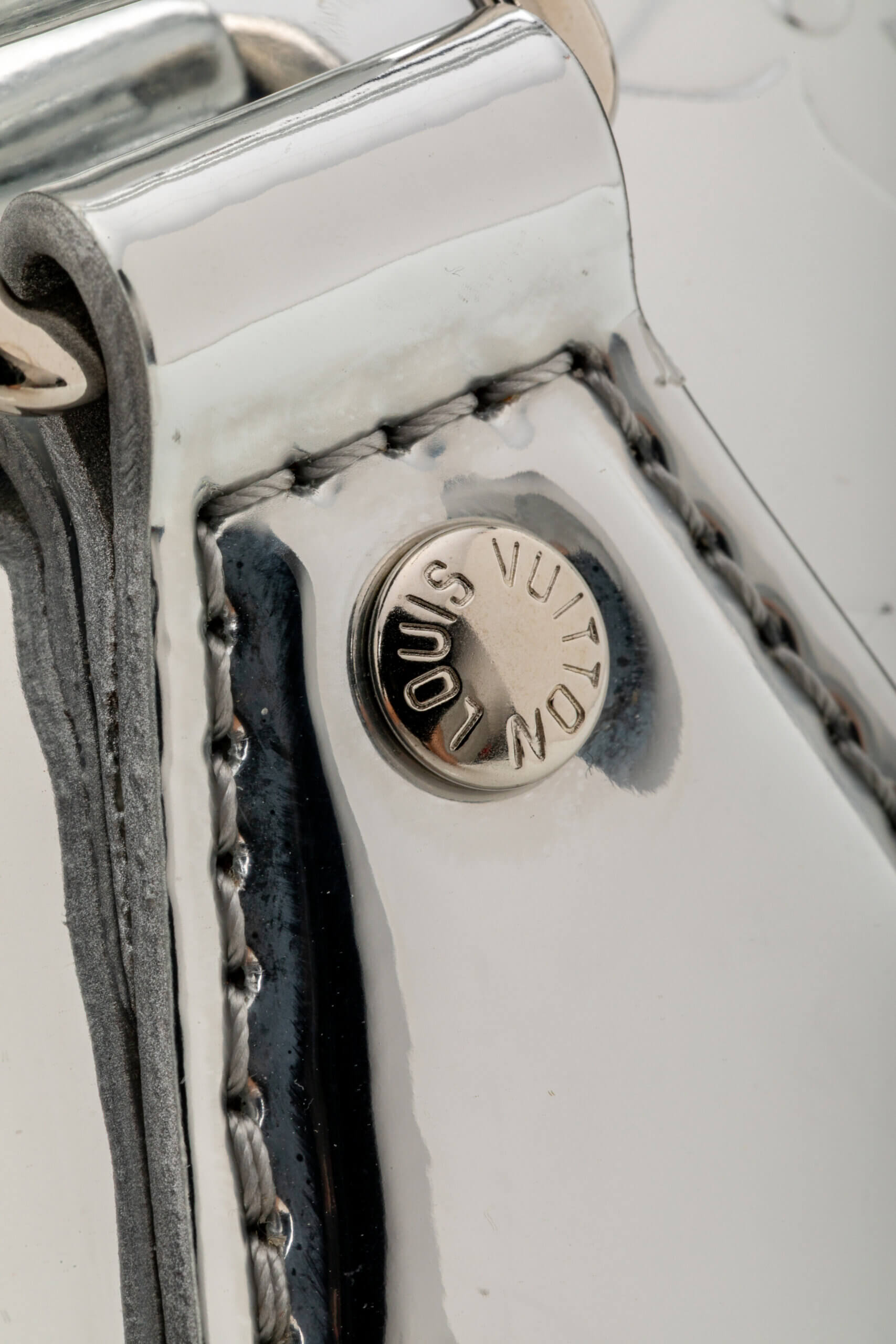 <span style="font-size: 10px;letter-spacing: .15em">NEW COLLECTION</span><br> <strong>LOUIS VUITTON</strong><br> <div style="margin-top:10px;font-size:16px">Monogram Miroir Speedy Bandouliere 20 Silver M11987</div><br> - Image 17