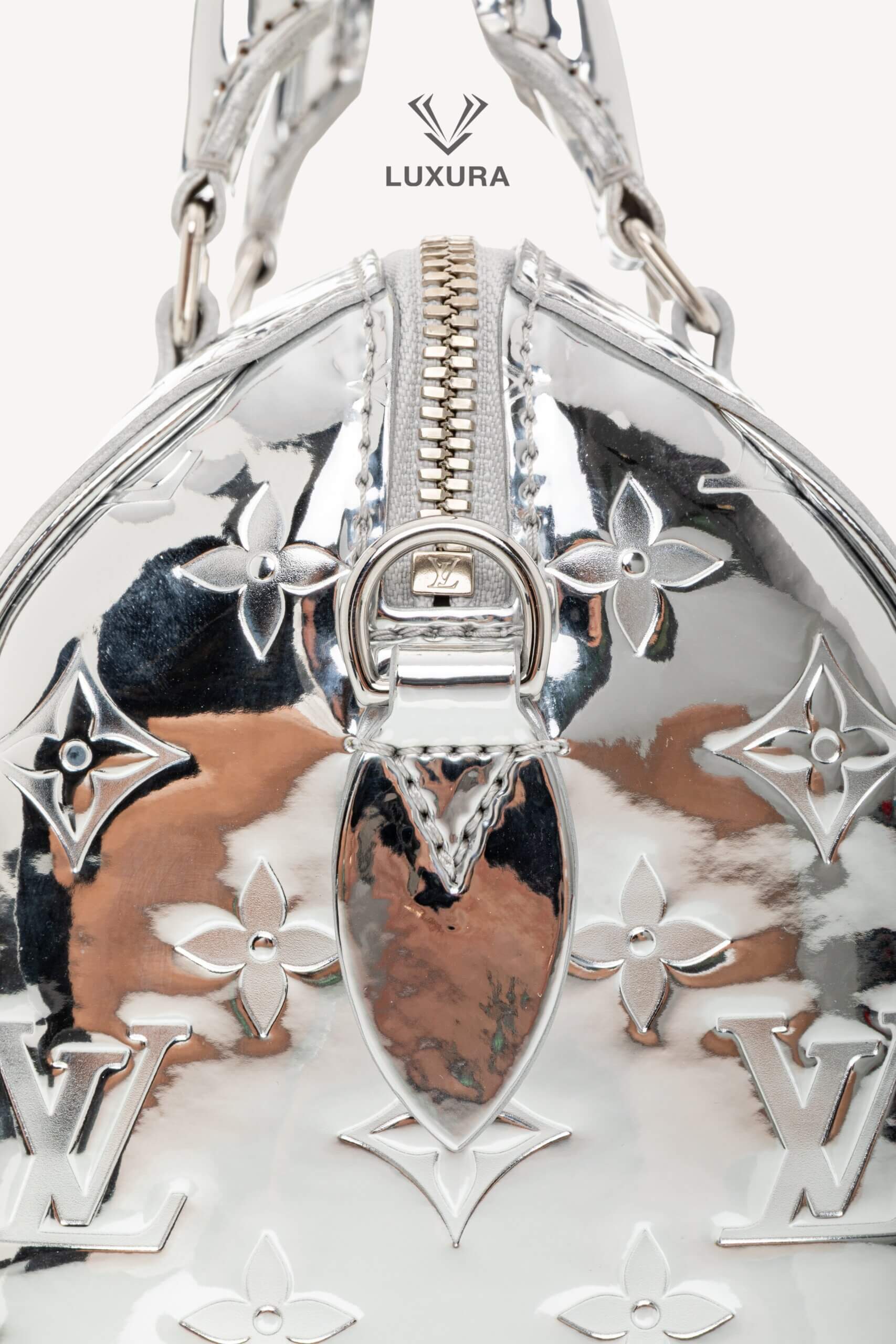 <span style="font-size: 10px;letter-spacing: .15em">NEW COLLECTION</span><br> <strong>LOUIS VUITTON</strong><br> <div style="margin-top:10px;font-size:16px">Monogram Miroir Speedy Bandouliere 20 Silver M11987</div><br> - Image 9