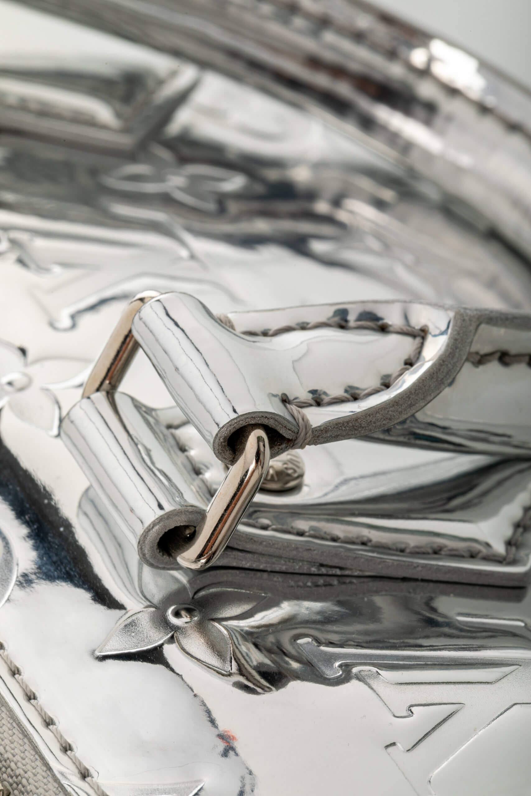 <span style="font-size: 10px;letter-spacing: .15em">NEW COLLECTION</span><br> <strong>LOUIS VUITTON</strong><br> <div style="margin-top:10px;font-size:16px">Monogram Miroir Speedy Bandouliere 20 Silver M11987</div><br> - Image 14