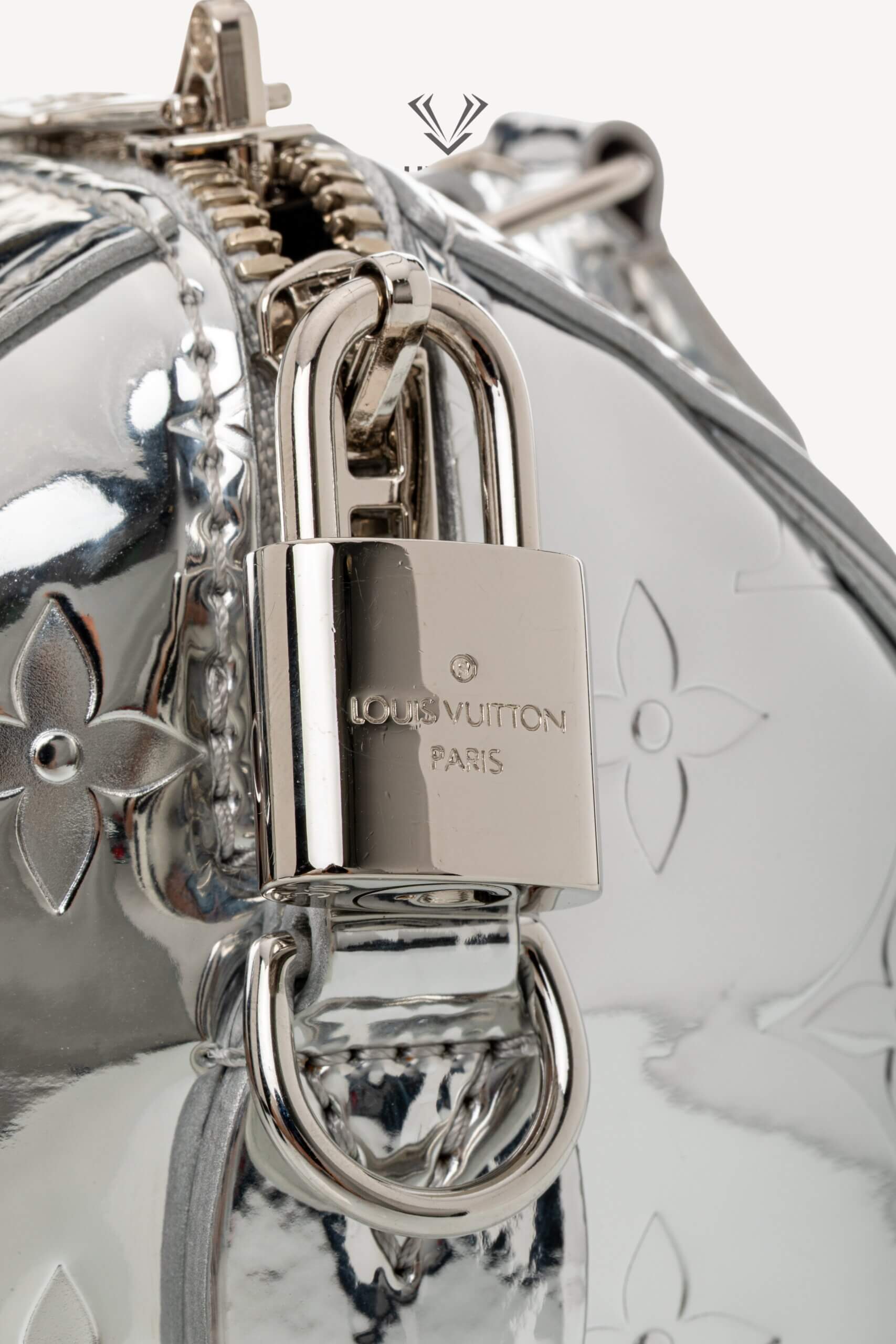 <span style="font-size: 10px;letter-spacing: .15em">NEW COLLECTION</span><br> <strong>LOUIS VUITTON</strong><br> <div style="margin-top:10px;font-size:16px">Monogram Miroir Speedy Bandouliere 20 Silver M11987</div><br> - Image 13