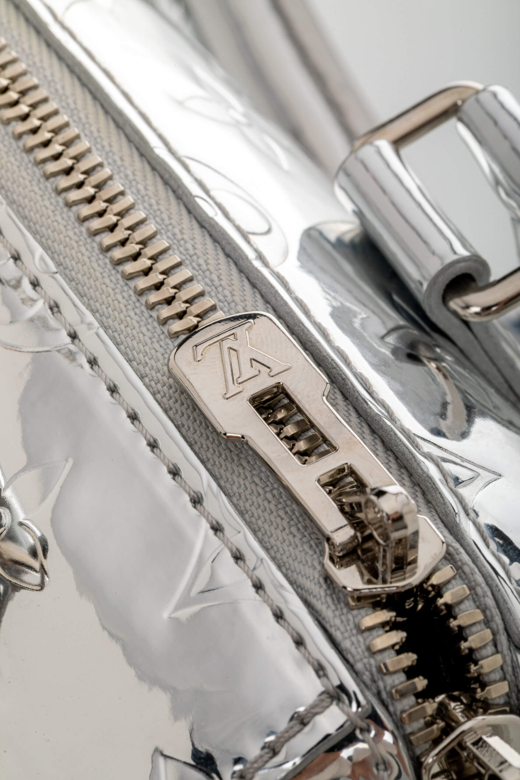 <span style="font-size: 10px;letter-spacing: .15em">NEW COLLECTION</span><br> <strong>LOUIS VUITTON</strong><br> <div style="margin-top:10px;font-size:16px">Monogram Miroir Speedy Bandouliere 20 Silver M11987</div><br> - Image 16