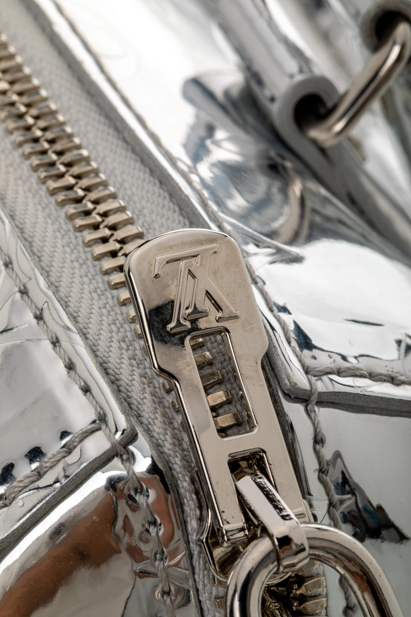 <span style="font-size: 10px;letter-spacing: .15em">NEW COLLECTION</span><br> <strong>LOUIS VUITTON</strong><br> <div style="margin-top:10px;font-size:16px">Monogram Miroir Speedy Bandouliere 20 Silver M11987</div><br> - Image 25