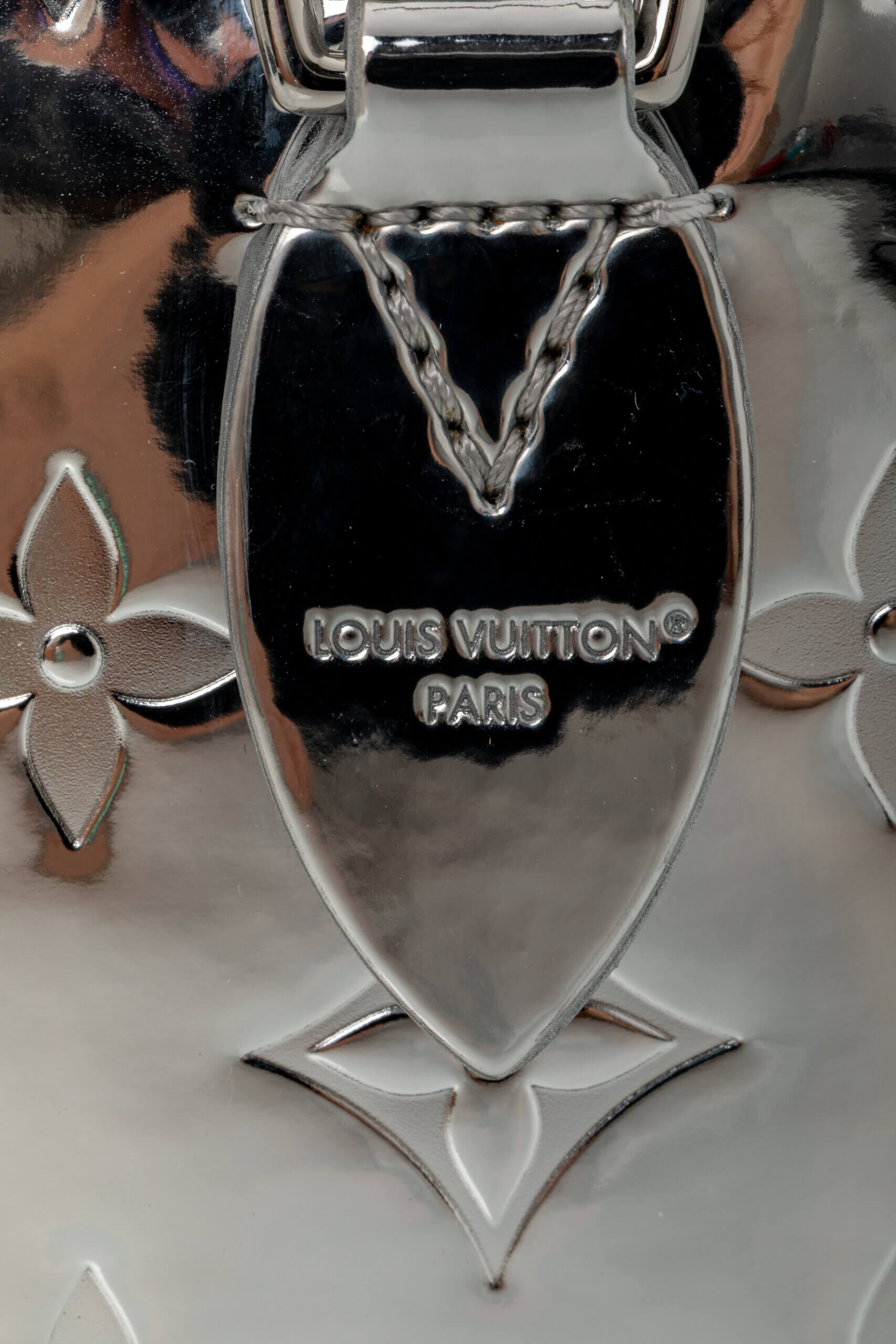 <span style="font-size: 10px;letter-spacing: .15em">NEW COLLECTION</span><br> <strong>LOUIS VUITTON</strong><br> <div style="margin-top:10px;font-size:16px">Monogram Miroir Speedy Bandouliere 20 Silver M11987</div><br> - Image 12