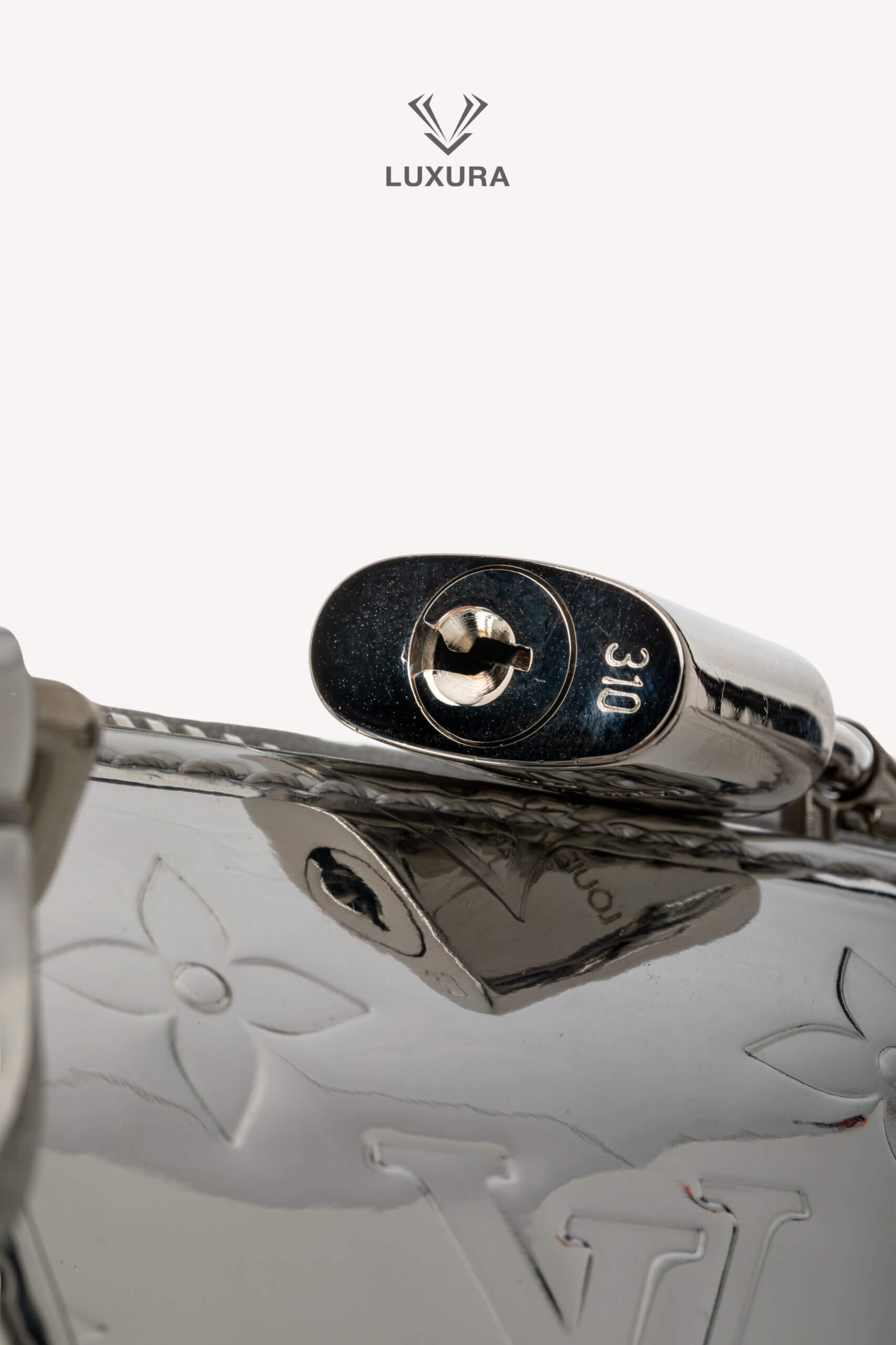 <span style="font-size: 10px;letter-spacing: .15em">NEW COLLECTION</span><br> <strong>LOUIS VUITTON</strong><br> <div style="margin-top:10px;font-size:16px">Monogram Miroir Speedy Bandouliere 20 Silver M11987</div><br> - Image 26