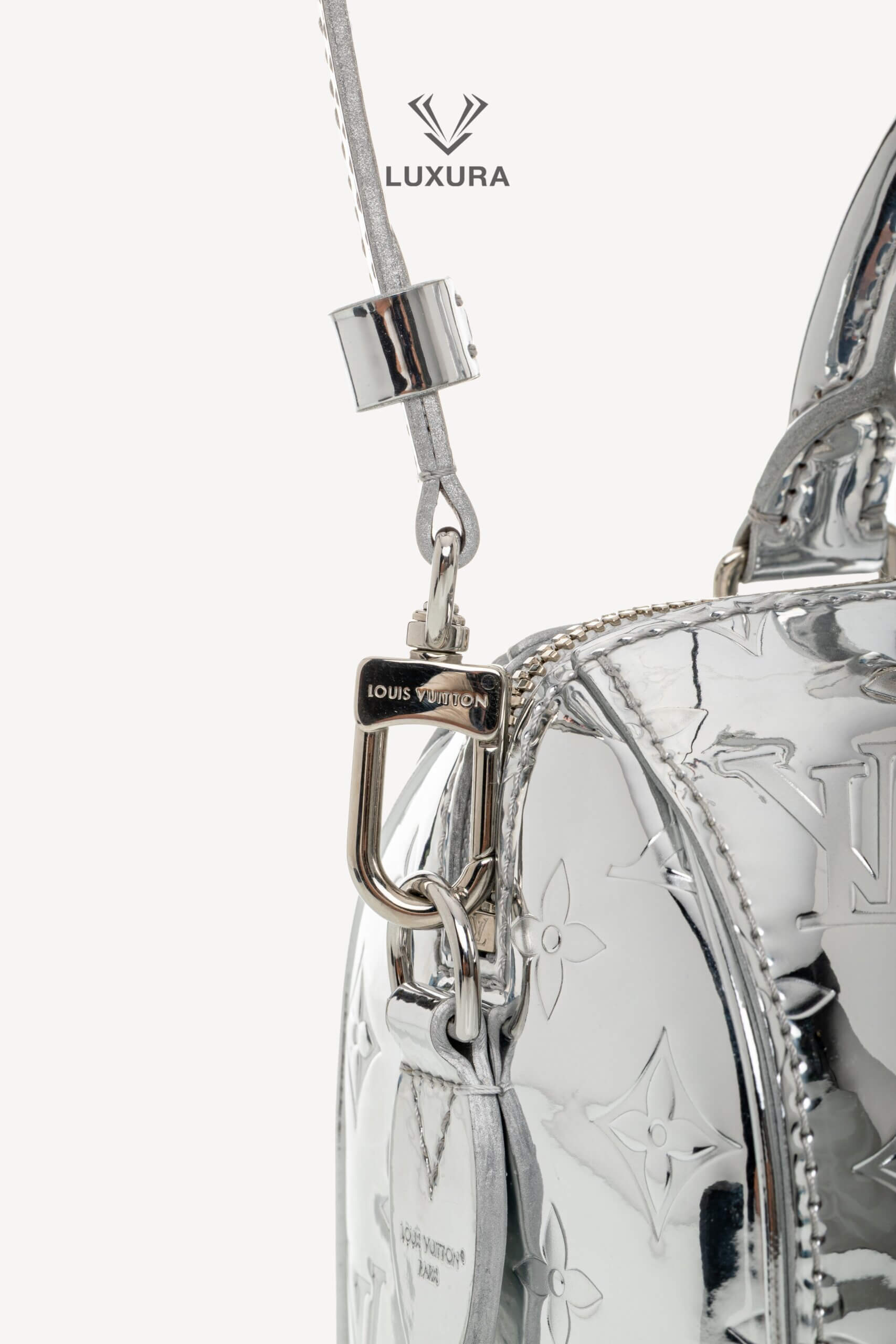 <span style="font-size: 10px;letter-spacing: .15em">NEW COLLECTION</span><br> <strong>LOUIS VUITTON</strong><br> <div style="margin-top:10px;font-size:16px">Monogram Miroir Speedy Bandouliere 20 Silver M11987</div><br> - Image 19