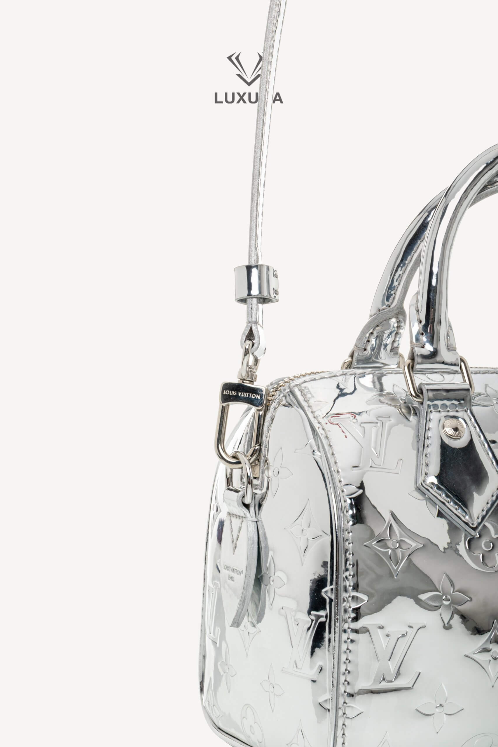 <span style="font-size: 10px;letter-spacing: .15em">NEW COLLECTION</span><br> <strong>LOUIS VUITTON</strong><br> <div style="margin-top:10px;font-size:16px">Monogram Miroir Speedy Bandouliere 20 Silver M11987</div><br> - Image 21