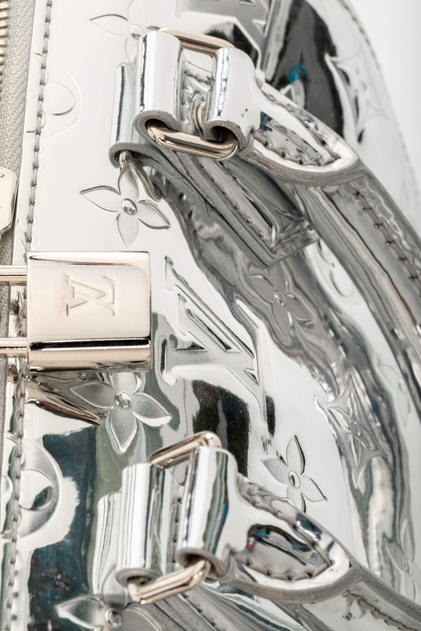 <span style="font-size: 10px;letter-spacing: .15em">NEW COLLECTION</span><br> <strong>LOUIS VUITTON</strong><br> <div style="margin-top:10px;font-size:16px">Monogram Miroir Speedy Bandouliere 20 Silver M11987</div><br> - Image 23