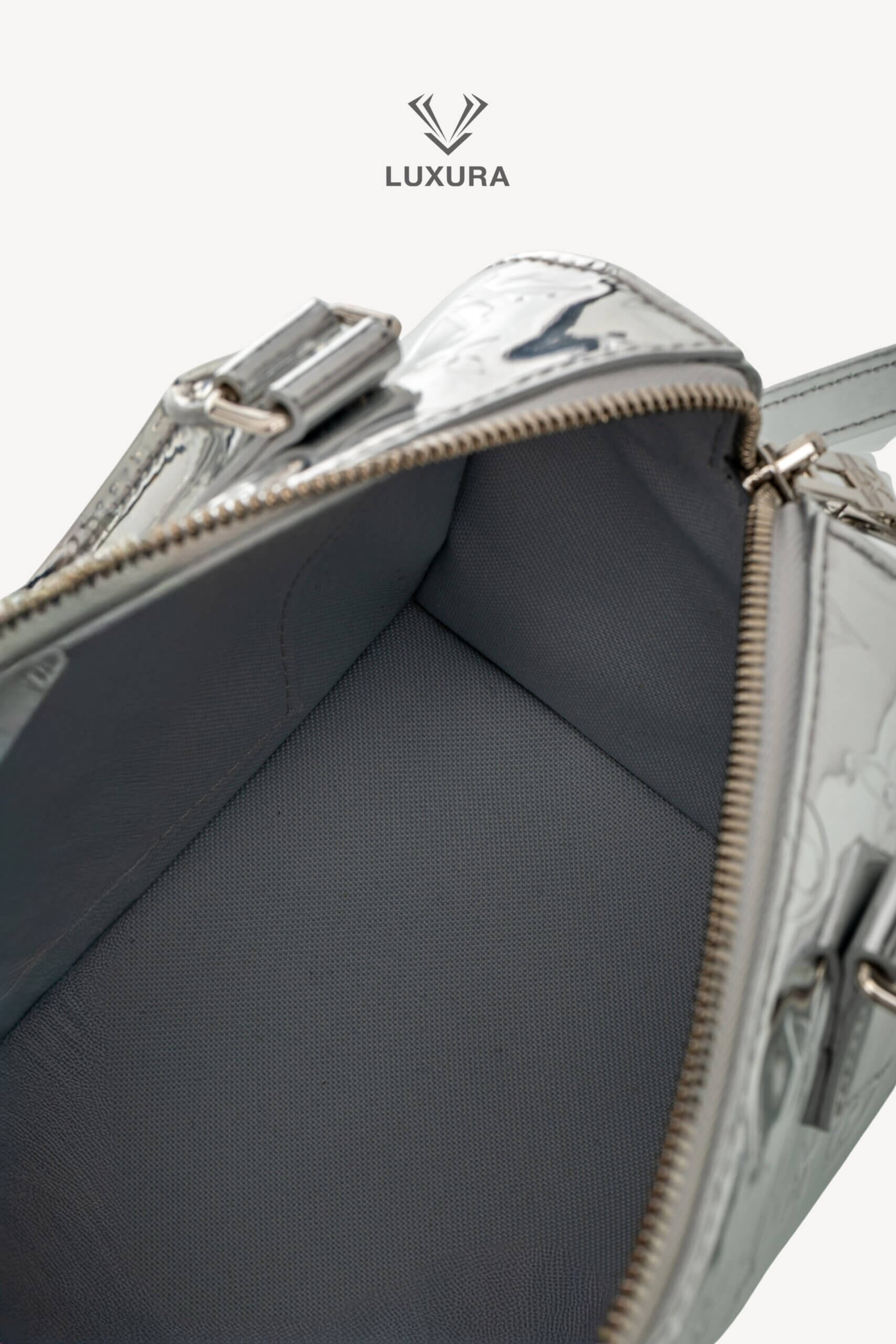 <span style="font-size: 10px;letter-spacing: .15em">NEW COLLECTION</span><br> <strong>LOUIS VUITTON</strong><br> <div style="margin-top:10px;font-size:16px">Monogram Miroir Speedy Bandouliere 20 Silver M11987</div><br> - Image 22