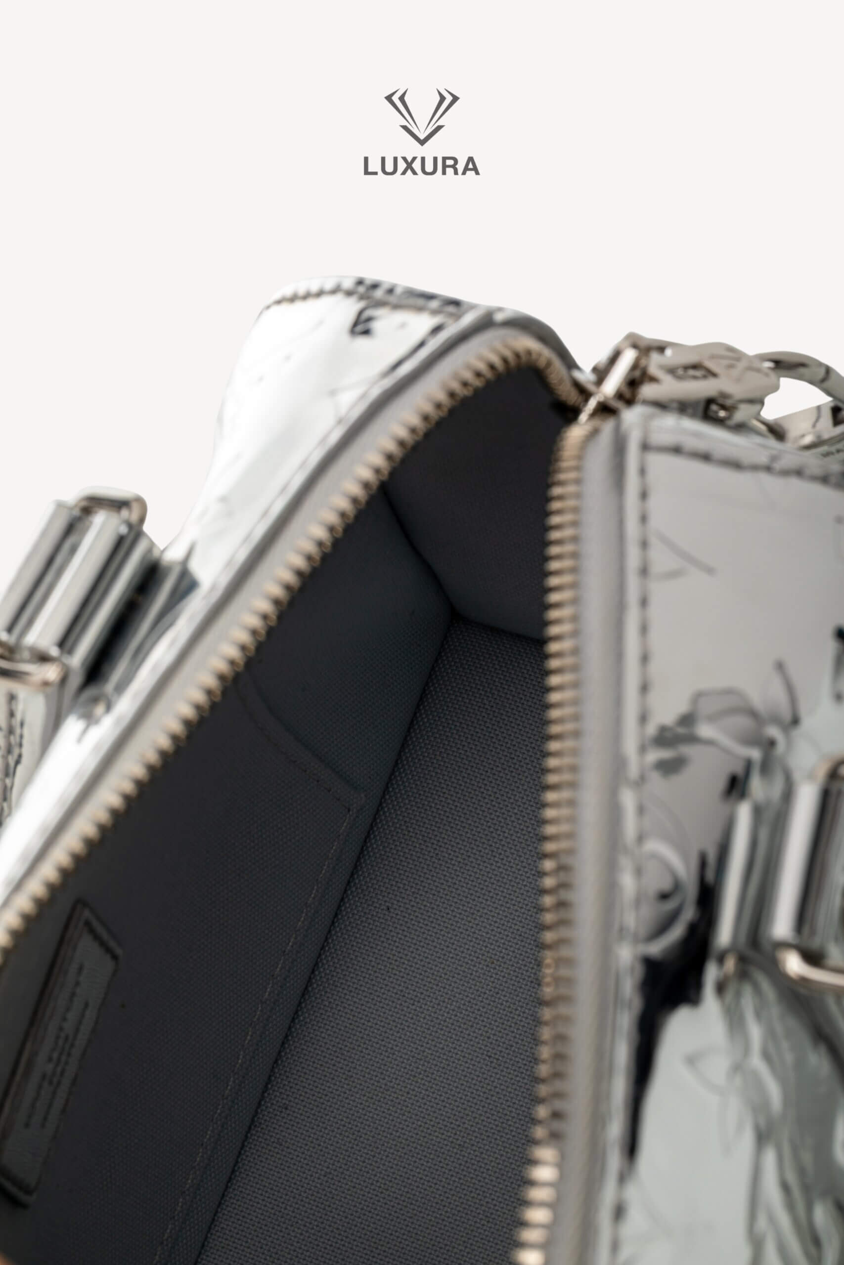 <span style="font-size: 10px;letter-spacing: .15em">NEW COLLECTION</span><br> <strong>LOUIS VUITTON</strong><br> <div style="margin-top:10px;font-size:16px">Monogram Miroir Speedy Bandouliere 20 Silver M11987</div><br> - Image 20