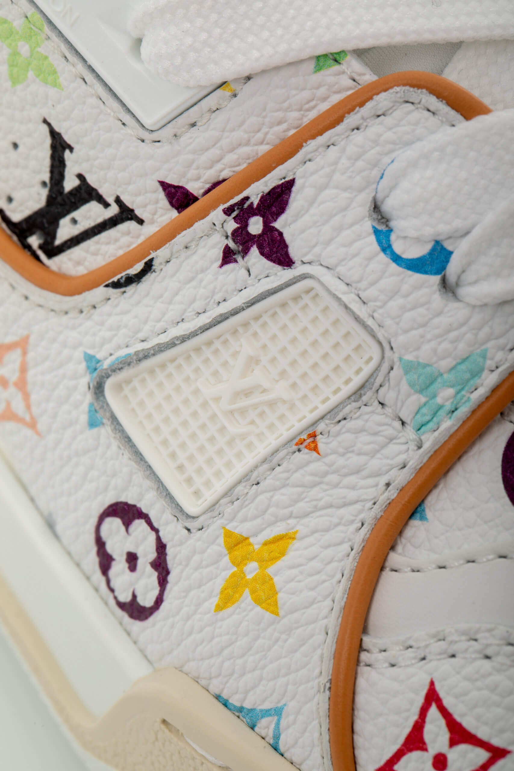 <span style="font-size: 10px;letter-spacing: .15em">HARD TO FIND</span><br>            <strong>LOUIS VUITTON</strong><br>            <div style="margin-top:10px;font-size:16px">X TM Calfskin Monogram Multicolor Trainer 38.5 1AJQC3</div><br> - Image 20