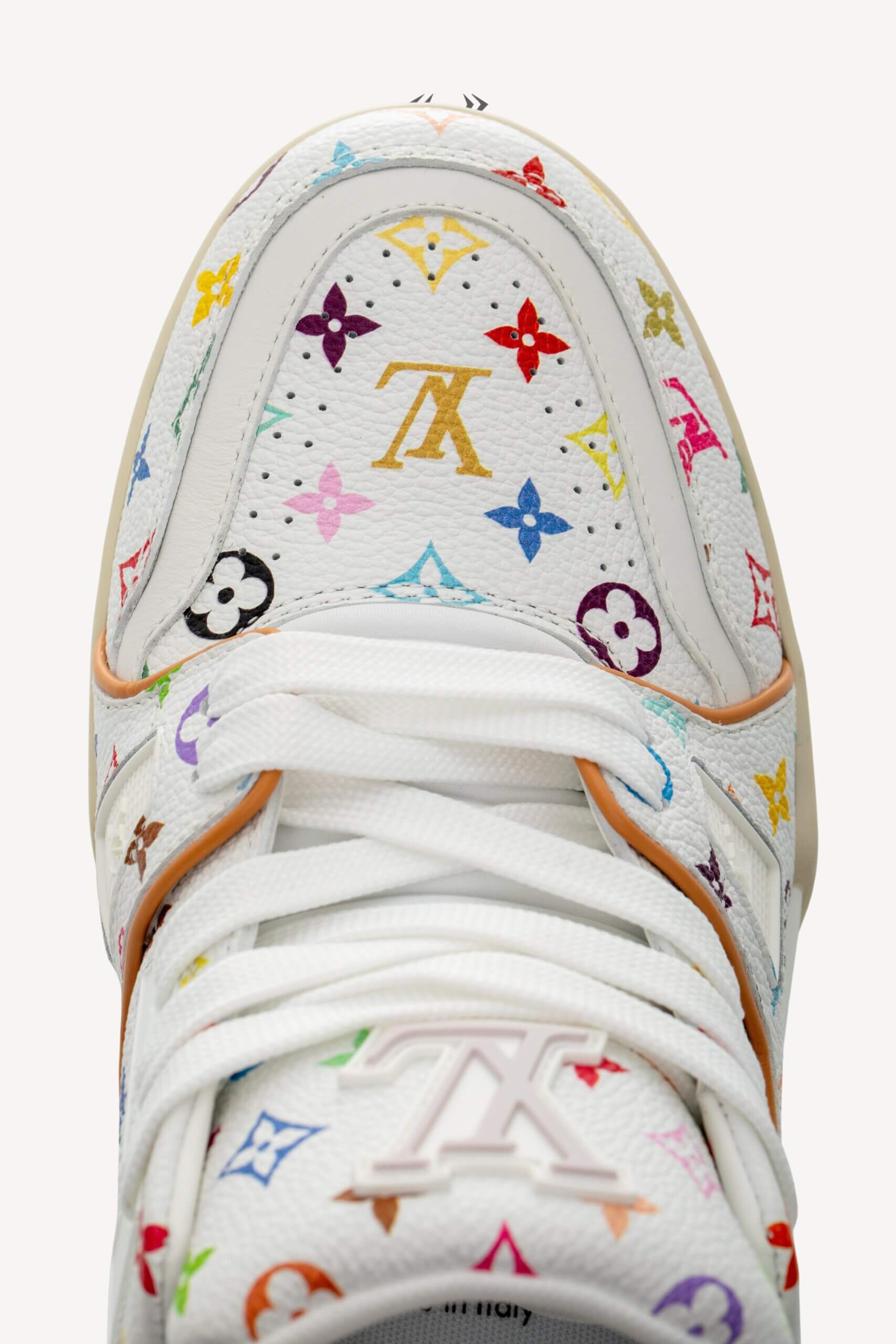 <span style="font-size: 10px;letter-spacing: .15em">HARD TO FIND</span><br>            <strong>LOUIS VUITTON</strong><br>            <div style="margin-top:10px;font-size:16px">X TM Calfskin Monogram Multicolor Trainer 38.5 1AJQC3</div><br> - Image 14