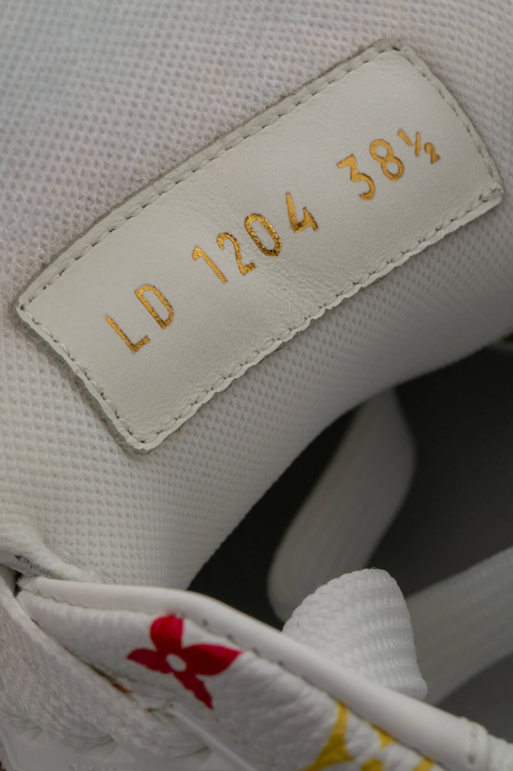 <span style="font-size: 10px;letter-spacing: .15em">HARD TO FIND</span><br>            <strong>LOUIS VUITTON</strong><br>            <div style="margin-top:10px;font-size:16px">X TM Calfskin Monogram Multicolor Trainer 38.5 1AJQC3</div><br> - Image 22