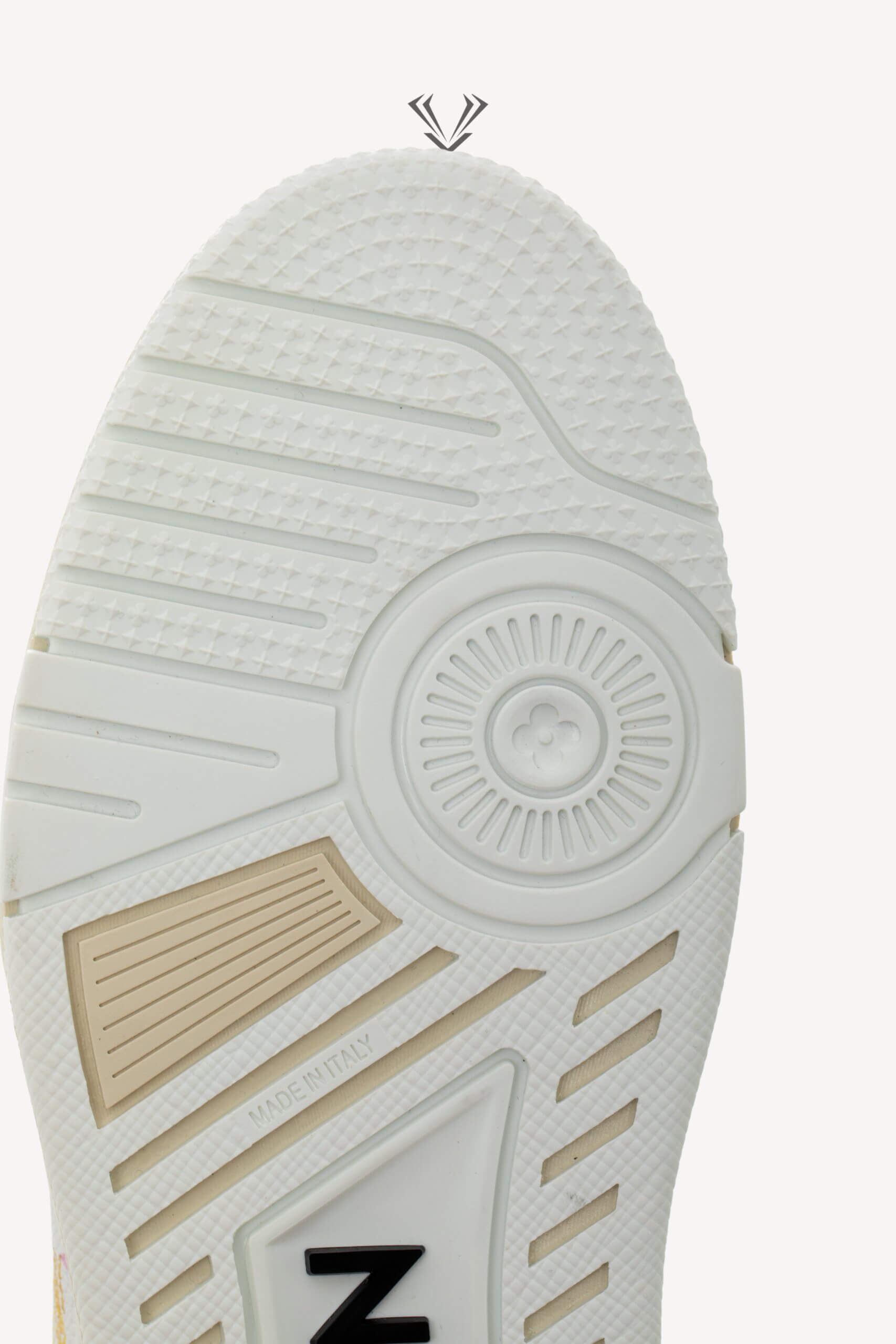 <span style="font-size: 10px;letter-spacing: .15em">HARD TO FIND</span><br>            <strong>LOUIS VUITTON</strong><br>            <div style="margin-top:10px;font-size:16px">X TM Calfskin Monogram Multicolor Trainer 38.5 1AJQC3</div><br> - Image 24