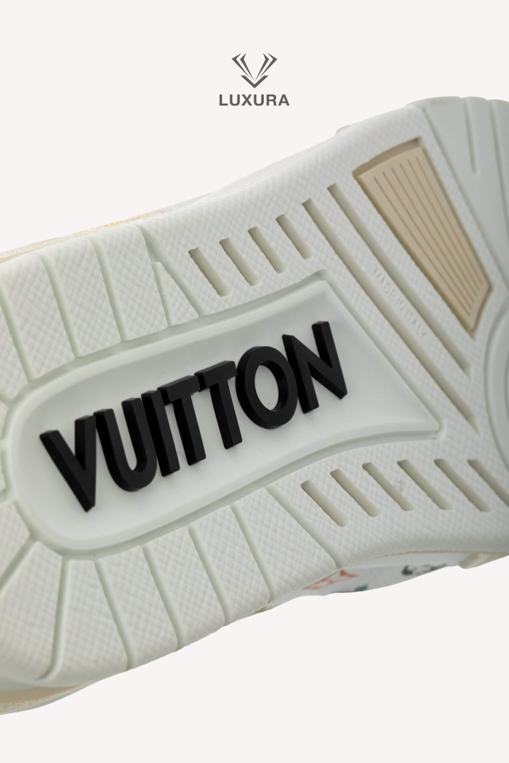 <span style="font-size: 10px;letter-spacing: .15em">HARD TO FIND</span><br>            <strong>LOUIS VUITTON</strong><br>            <div style="margin-top:10px;font-size:16px">X TM Calfskin Monogram Multicolor Trainer 38.5 1AJQC3</div><br> - Image 23