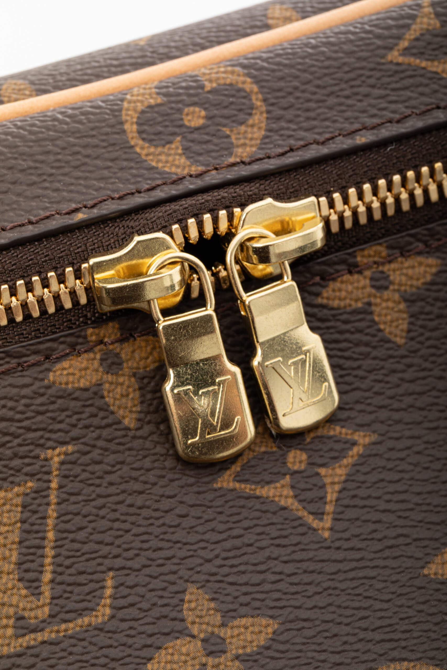 <span style="font-size: 10px;letter-spacing: .15em">HARD TO FIND</span><br> <strong>LOUIS VUITTON</strong><br> <div style="margin-top:10px;font-size:16px">Monogram Coated Canvas Nice Mini M44495</div><br> - Image 10