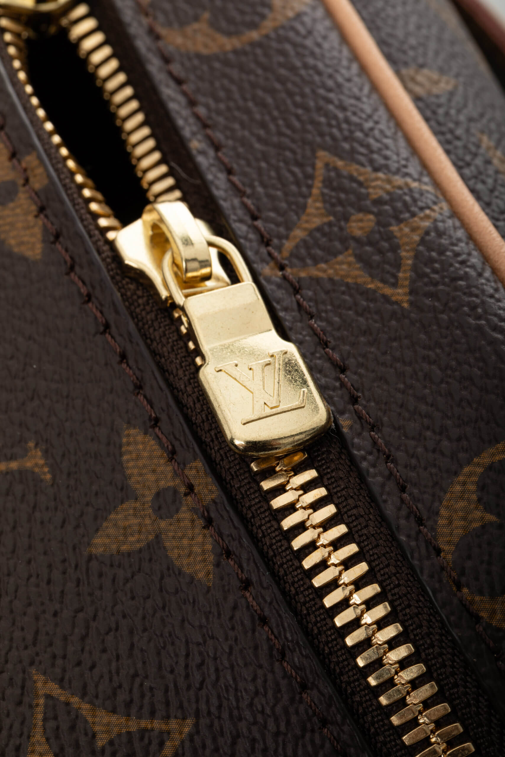 <span style="font-size: 10px;letter-spacing: .15em">HARD TO FIND</span><br> <strong>LOUIS VUITTON</strong><br> <div style="margin-top:10px;font-size:16px">Monogram Coated Canvas Nice Mini M44495</div><br> - Image 11