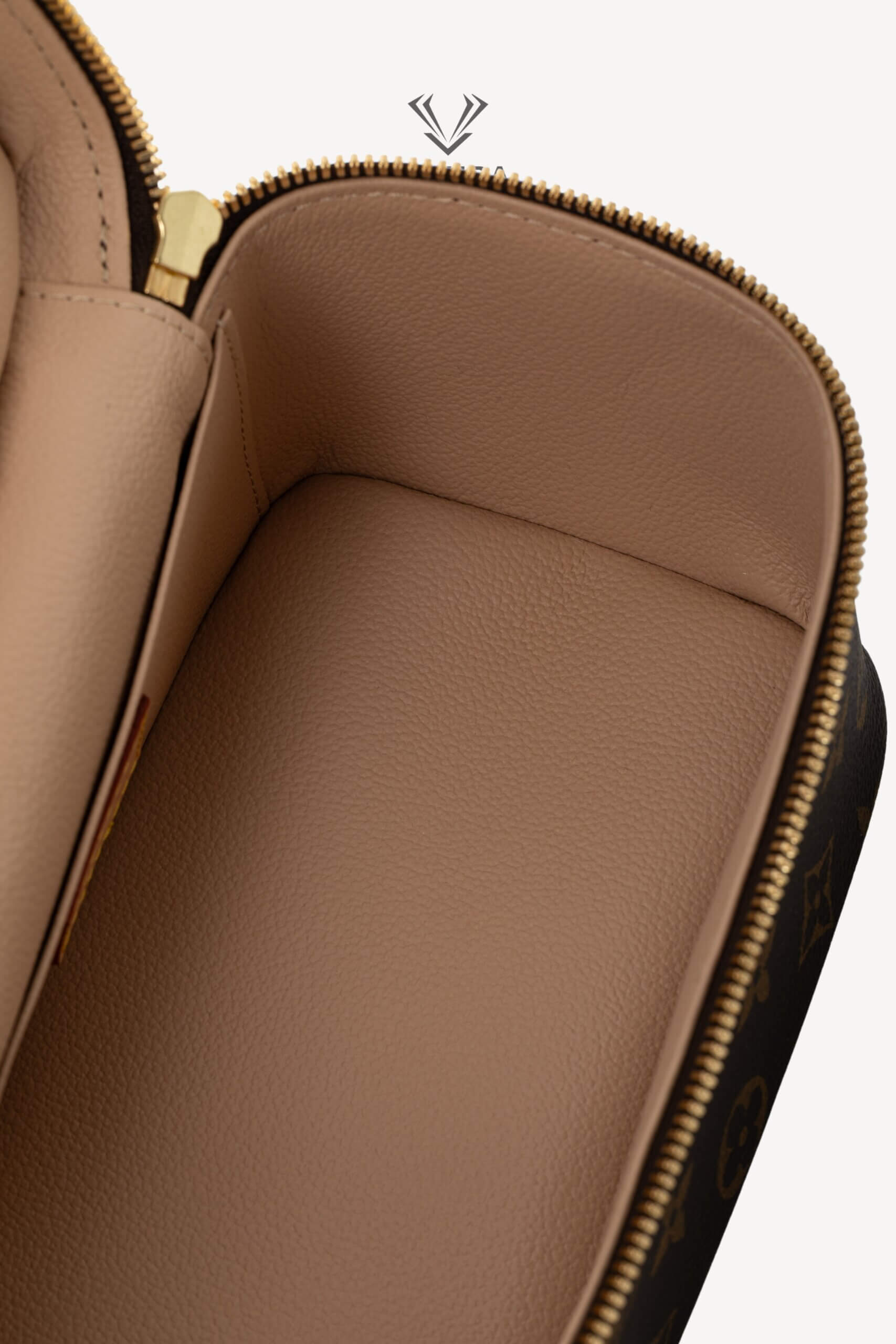 <span style="font-size: 10px;letter-spacing: .15em">HARD TO FIND</span><br> <strong>LOUIS VUITTON</strong><br> <div style="margin-top:10px;font-size:16px">Monogram Coated Canvas Nice Mini M44495</div><br> - Image 13