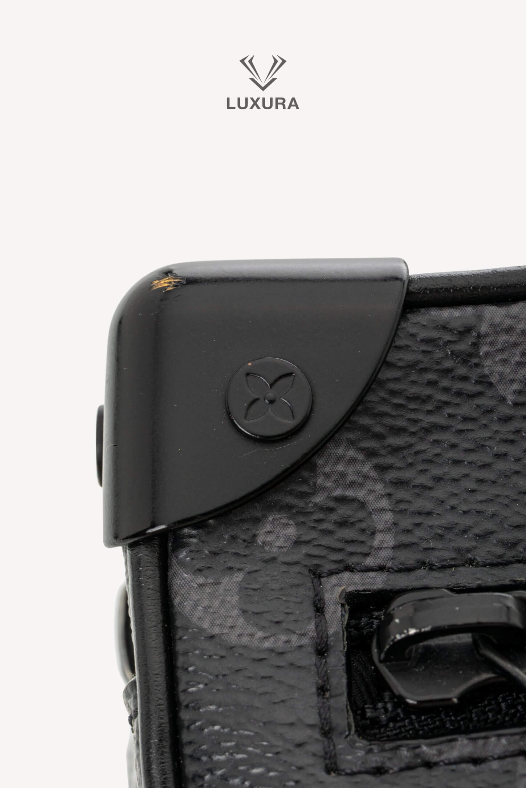 <span style="font-size: 10px;letter-spacing: .15em">BEST DEAL</span><br> <strong>LOUIS VUITTON</strong><br> <div style="margin-top:10px;font-size:16px">Monogram Eclipse Soft Trunk Mini Clutch M44735</div><br> - Image 17