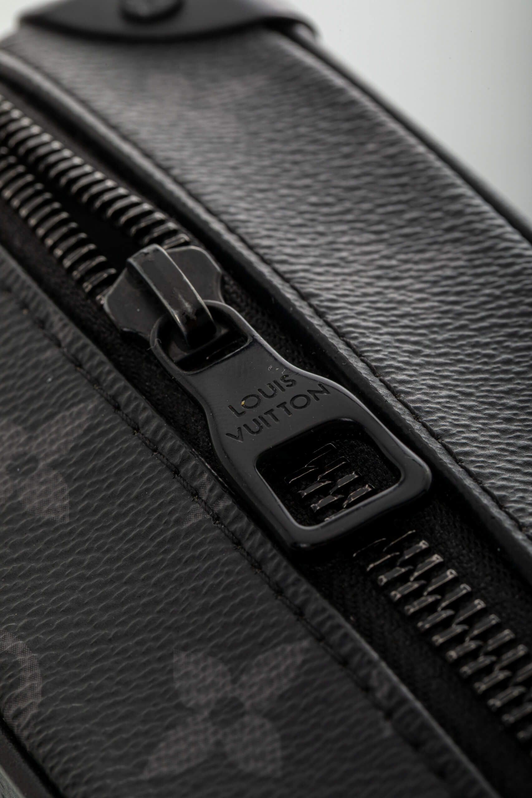 <span style="font-size: 10px;letter-spacing: .15em">BEST DEAL</span><br> <strong>LOUIS VUITTON</strong><br> <div style="margin-top:10px;font-size:16px">Monogram Eclipse Soft Trunk Mini Clutch M44735</div><br> - Image 16