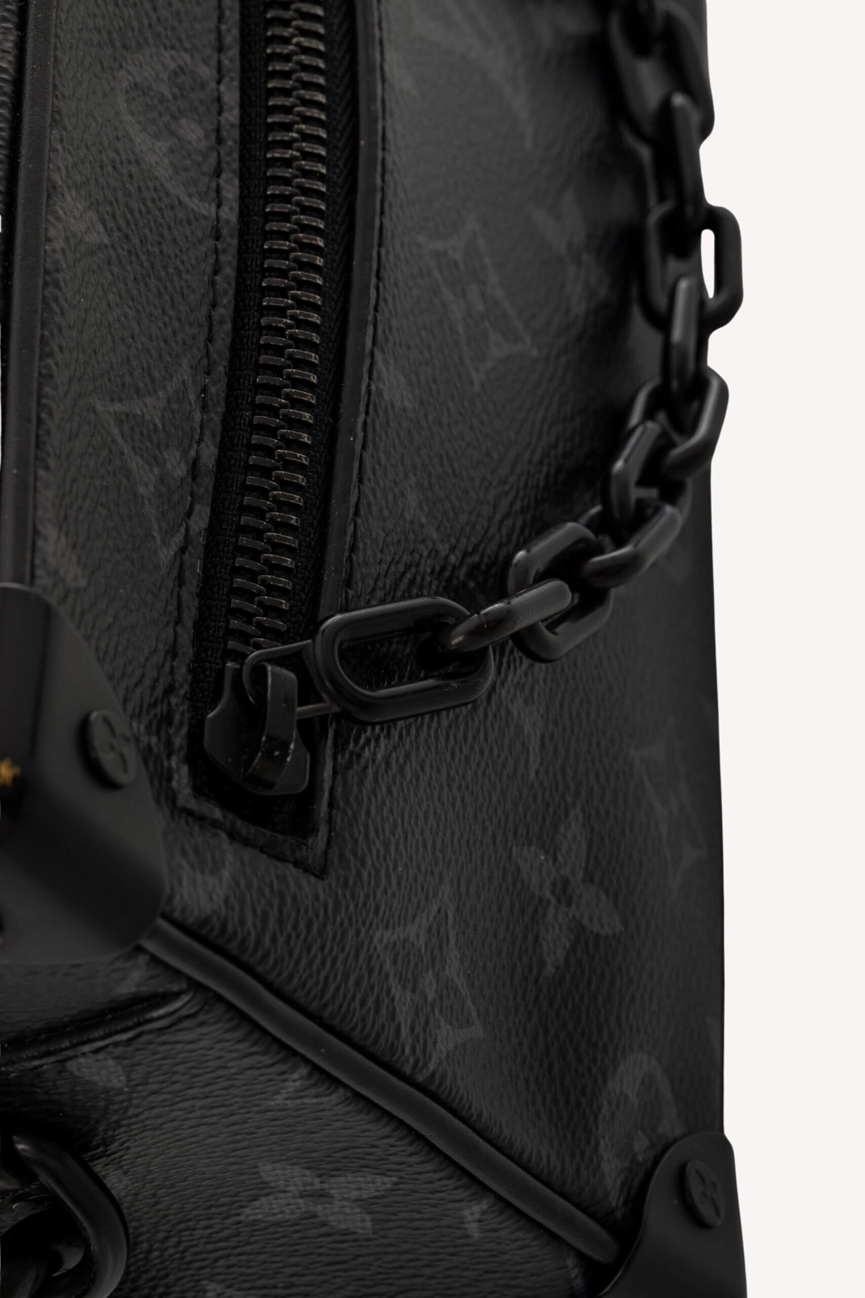 <span style="font-size: 10px;letter-spacing: .15em">BEST DEAL</span><br> <strong>LOUIS VUITTON</strong><br> <div style="margin-top:10px;font-size:16px">Monogram Eclipse Soft Trunk Mini Clutch M44735</div><br> - Image 18