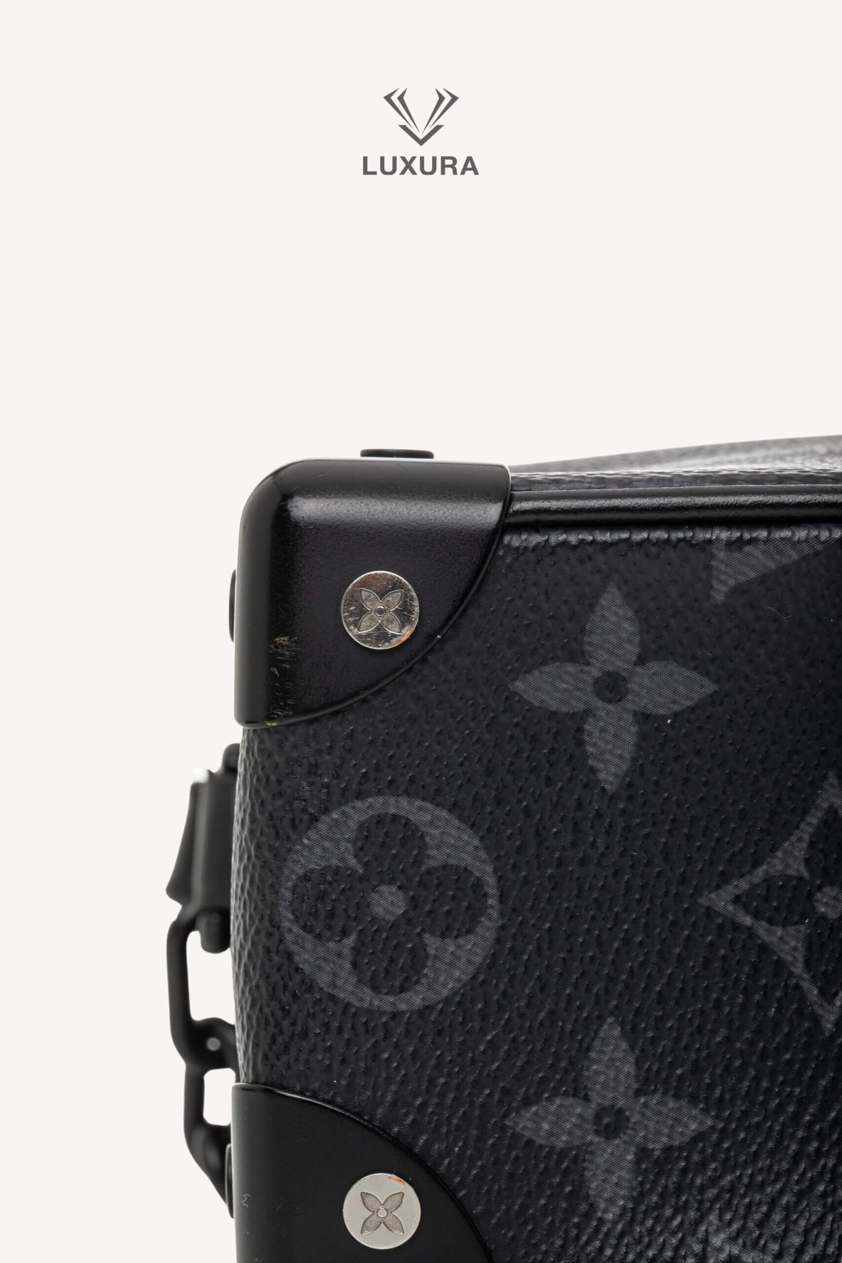 <span style="font-size: 10px;letter-spacing: .15em">BEST DEAL</span><br> <strong>LOUIS VUITTON</strong><br> <div style="margin-top:10px;font-size:16px">Monogram Eclipse Soft Trunk Mini Clutch M44735</div><br> - Image 15