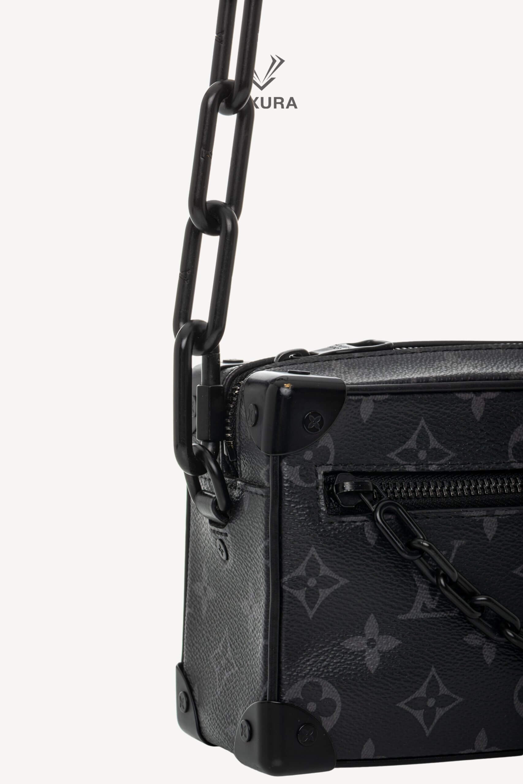 <span style="font-size: 10px;letter-spacing: .15em">BEST DEAL</span><br> <strong>LOUIS VUITTON</strong><br> <div style="margin-top:10px;font-size:16px">Monogram Eclipse Soft Trunk Mini Clutch M44735</div><br> - Image 9