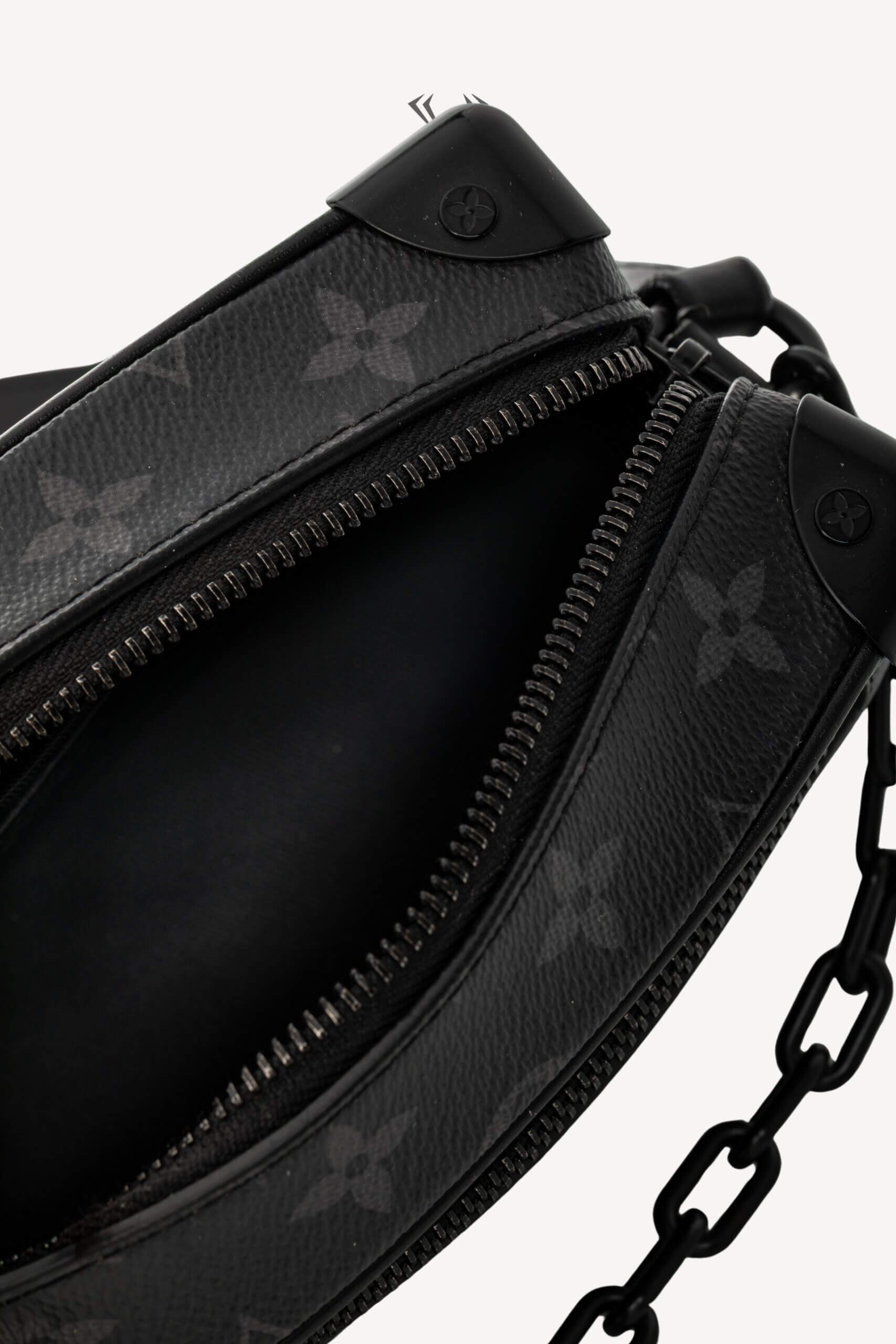 <span style="font-size: 10px;letter-spacing: .15em">BEST DEAL</span><br> <strong>LOUIS VUITTON</strong><br> <div style="margin-top:10px;font-size:16px">Monogram Eclipse Soft Trunk Mini Clutch M44735</div><br> - Image 11