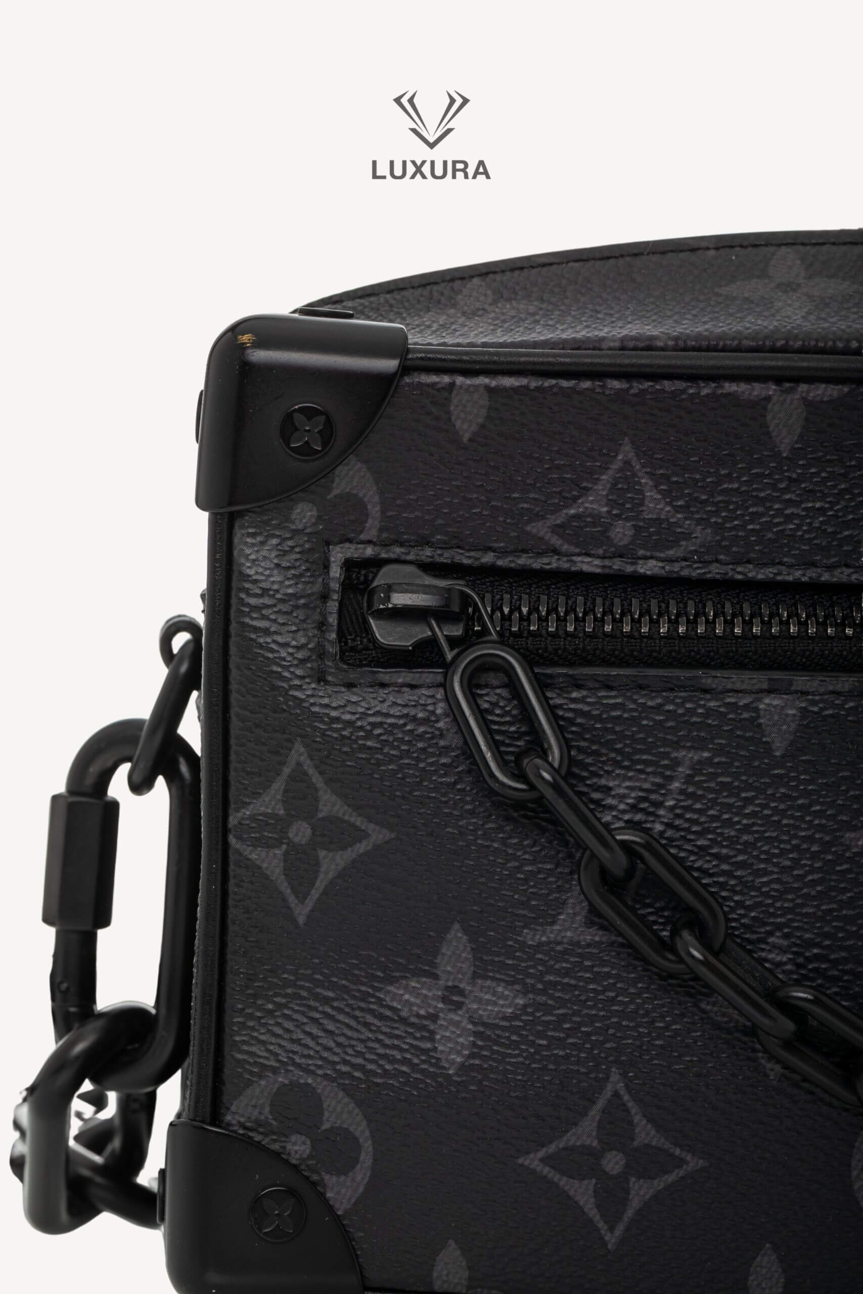 <span style="font-size: 10px;letter-spacing: .15em">BEST DEAL</span><br> <strong>LOUIS VUITTON</strong><br> <div style="margin-top:10px;font-size:16px">Monogram Eclipse Soft Trunk Mini Clutch M44735</div><br> - Image 10