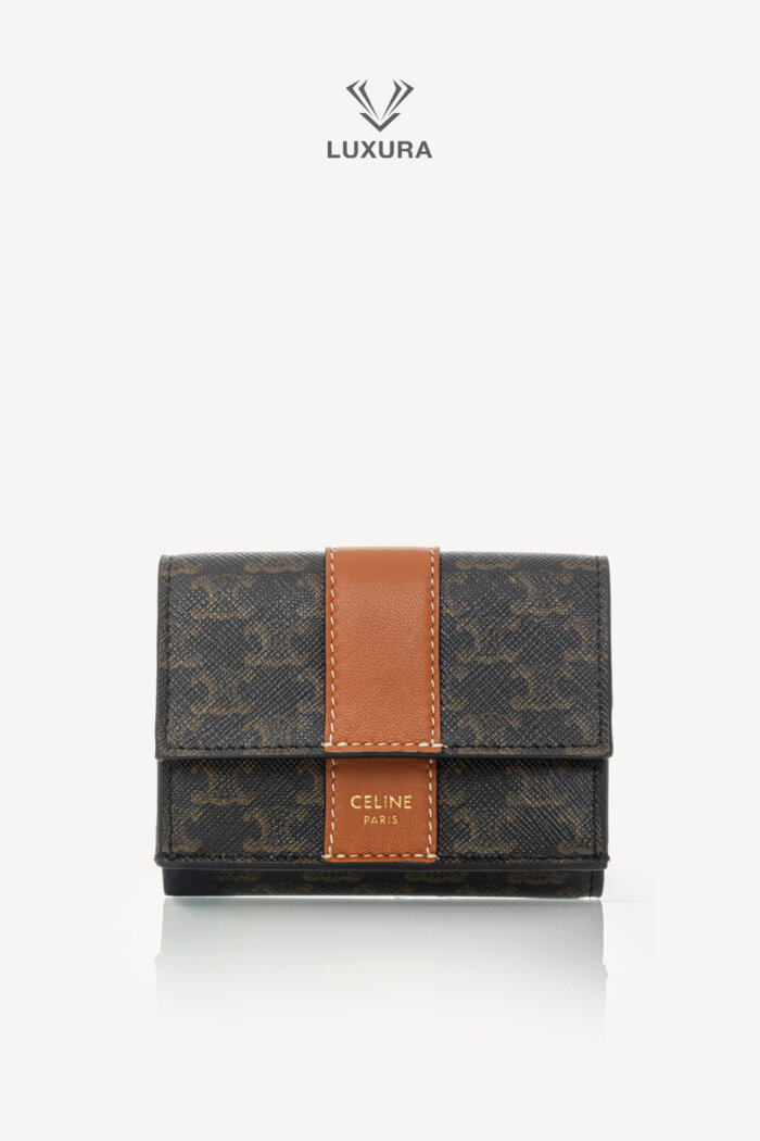 <span style="font-size: 10px;letter-spacing: .15em">HARD TO FIND</span><br>            <strong>CELINE</strong><br>            <div style="margin-top:10px;font-size:16px">Canvas Triomphe Folded Compact Wallet Tan</div><br>