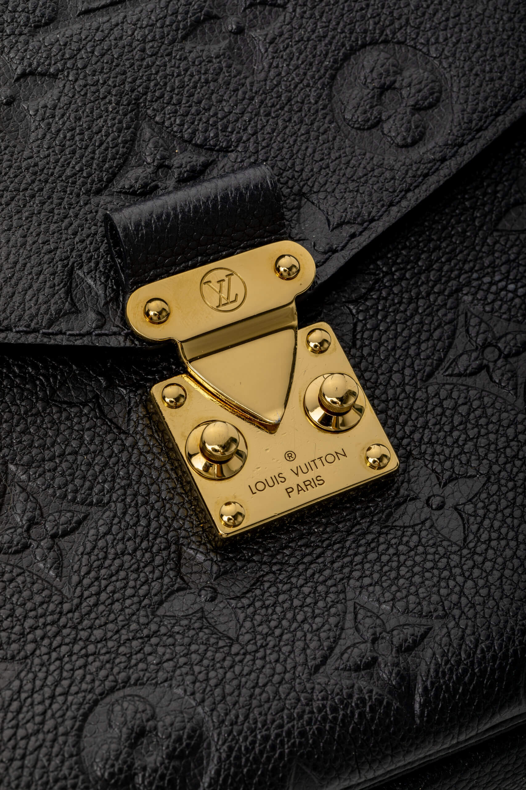 <span style="font-size: 10px;letter-spacing: .15em">HARD TO FIND</span><br> <strong>LOUIS VUITTON</strong><br> <div style="margin-top:10px;font-size:16px">Empreinte Pochete Metis Black M41487</div><br> - Image 14