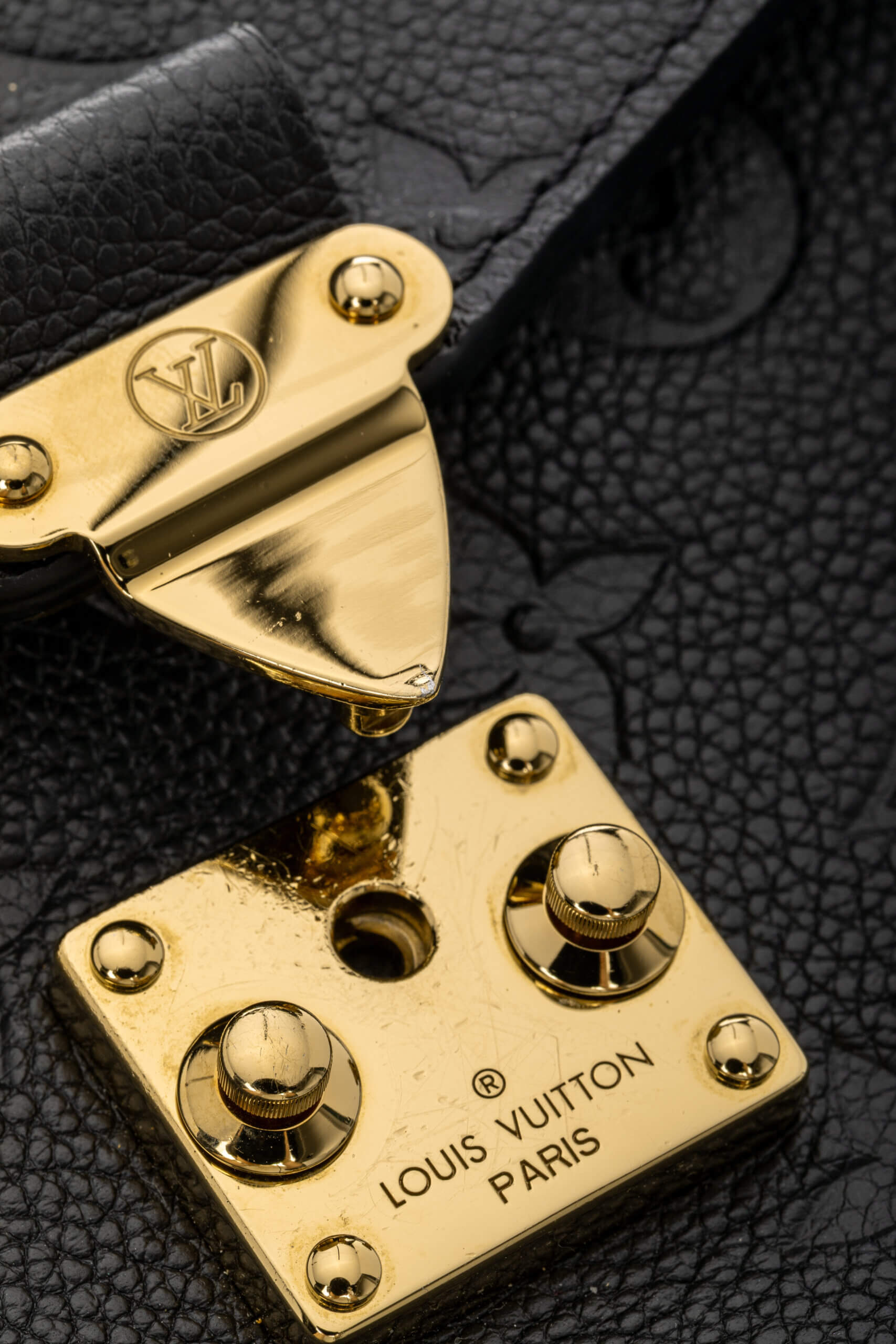 <span style="font-size: 10px;letter-spacing: .15em">HARD TO FIND</span><br> <strong>LOUIS VUITTON</strong><br> <div style="margin-top:10px;font-size:16px">Empreinte Pochete Metis Black M41487</div><br> - Image 12