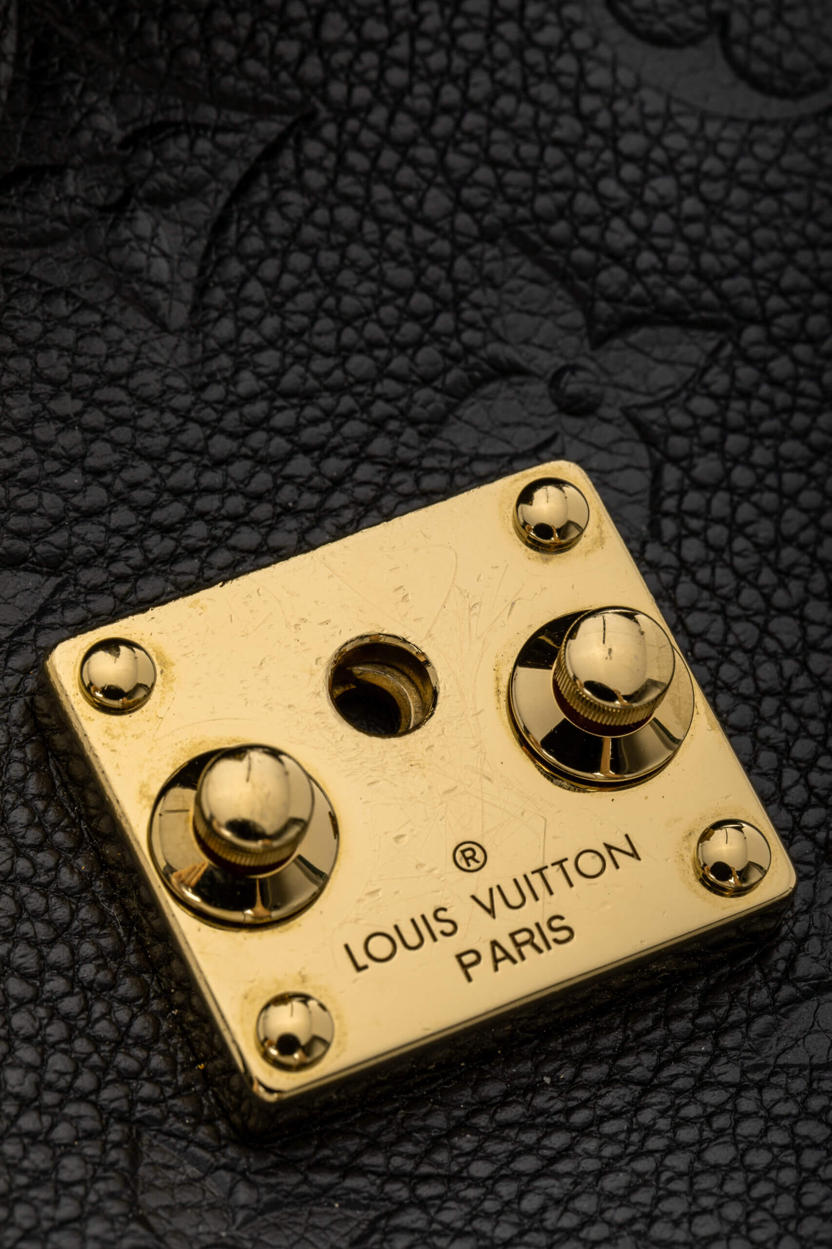 <span style="font-size: 10px;letter-spacing: .15em">HARD TO FIND</span><br> <strong>LOUIS VUITTON</strong><br> <div style="margin-top:10px;font-size:16px">Empreinte Pochete Metis Black M41487</div><br> - Image 13