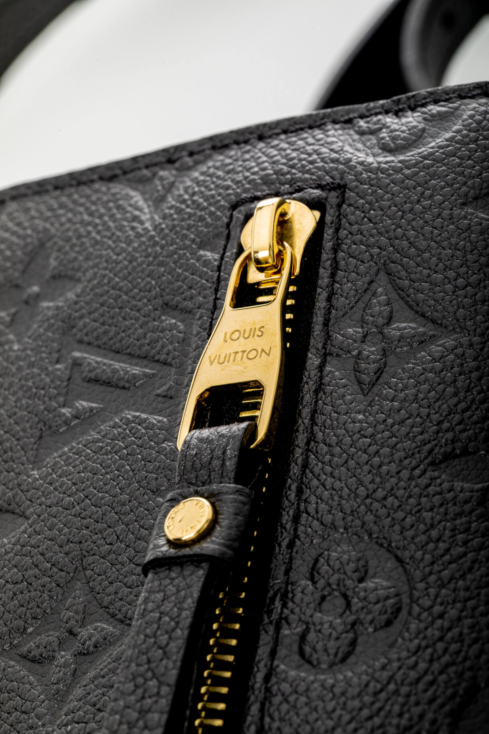 <span style="font-size: 10px;letter-spacing: .15em">HARD TO FIND</span><br> <strong>LOUIS VUITTON</strong><br> <div style="margin-top:10px;font-size:16px">Empreinte Pochete Metis Black M41487</div><br> - Image 24