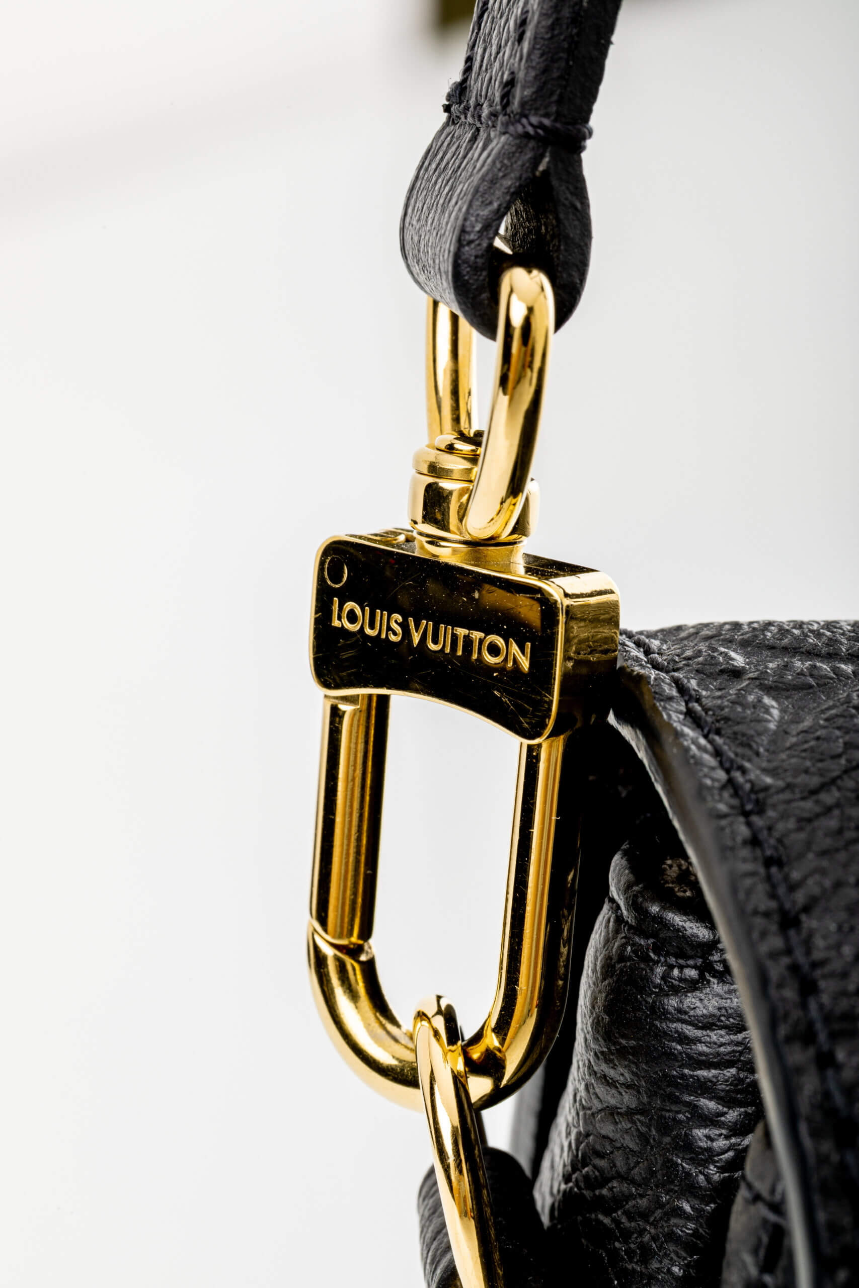 <span style="font-size: 10px;letter-spacing: .15em">HARD TO FIND</span><br> <strong>LOUIS VUITTON</strong><br> <div style="margin-top:10px;font-size:16px">Empreinte Pochete Metis Black M41487</div><br> - Image 25