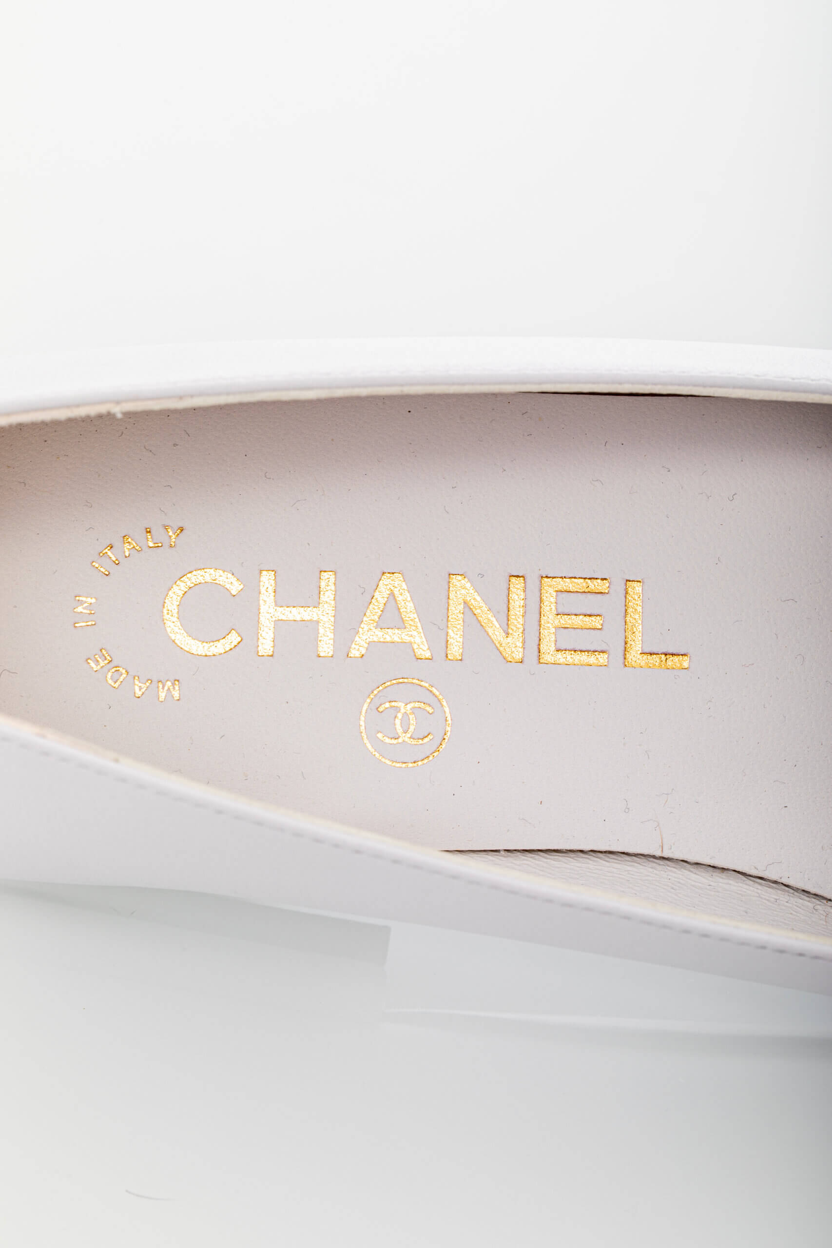 <span style="font-size: 10px; color: rgb(101, 101, 101);letter-spacing: .15em;">NEW COLLECTION</span><br><strong> CHANEL </strong><br><div style="margin-top:10px; font-size:16px;"> Spring Summer 2026 Pre-Collection Loafers Calfskin Grosgrain White & Black 38  </div><br> - Image 17