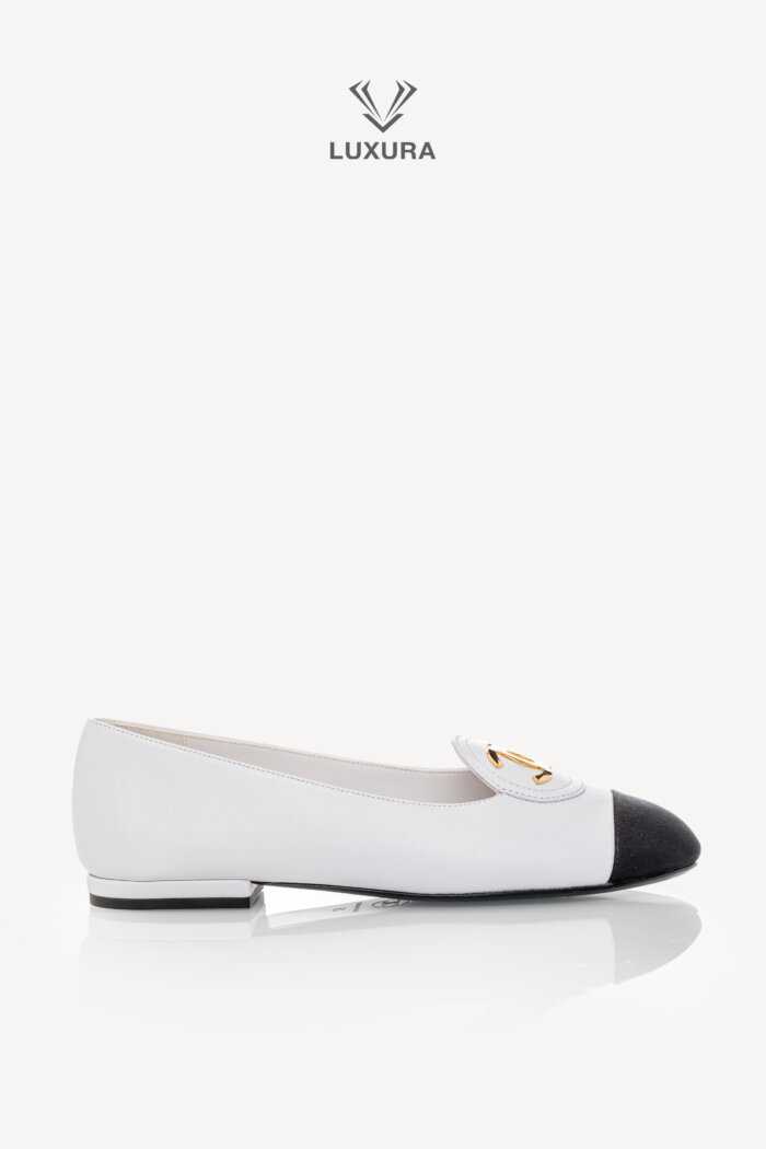 <span style="font-size: 10px; color: rgb(101, 101, 101);letter-spacing: .15em;">NEW COLLECTION</span><br><strong> CHANEL </strong><br><div style="margin-top:10px; font-size:16px;"> Spring Summer 2026 Pre-Collection Loafers Calfskin Grosgrain White & Black 39  </div><br>