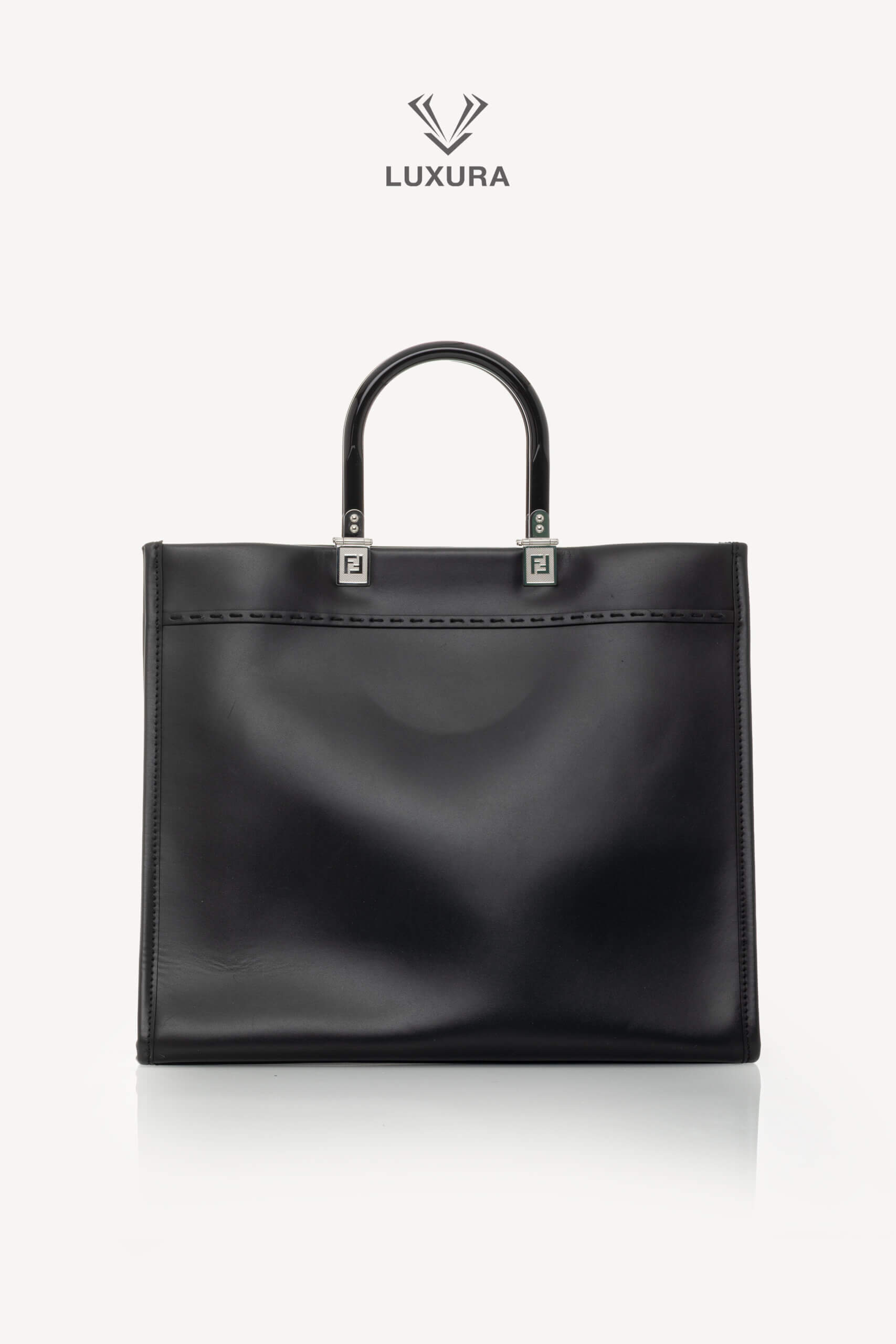 <span style="font-size: 10px;letter-spacing: .15em">BEST DEAL</span><br>            <strong>FENDI</strong><br>            <div style="margin-top:10px;font-size:16px">Vitello King Plexiglass Medium Fendi Sunshine Shopper Tote Black White</div><br> - Image 5